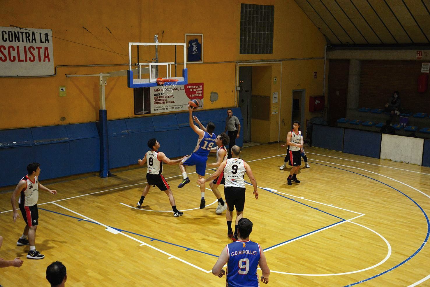 Roger Serra entrant a cistella