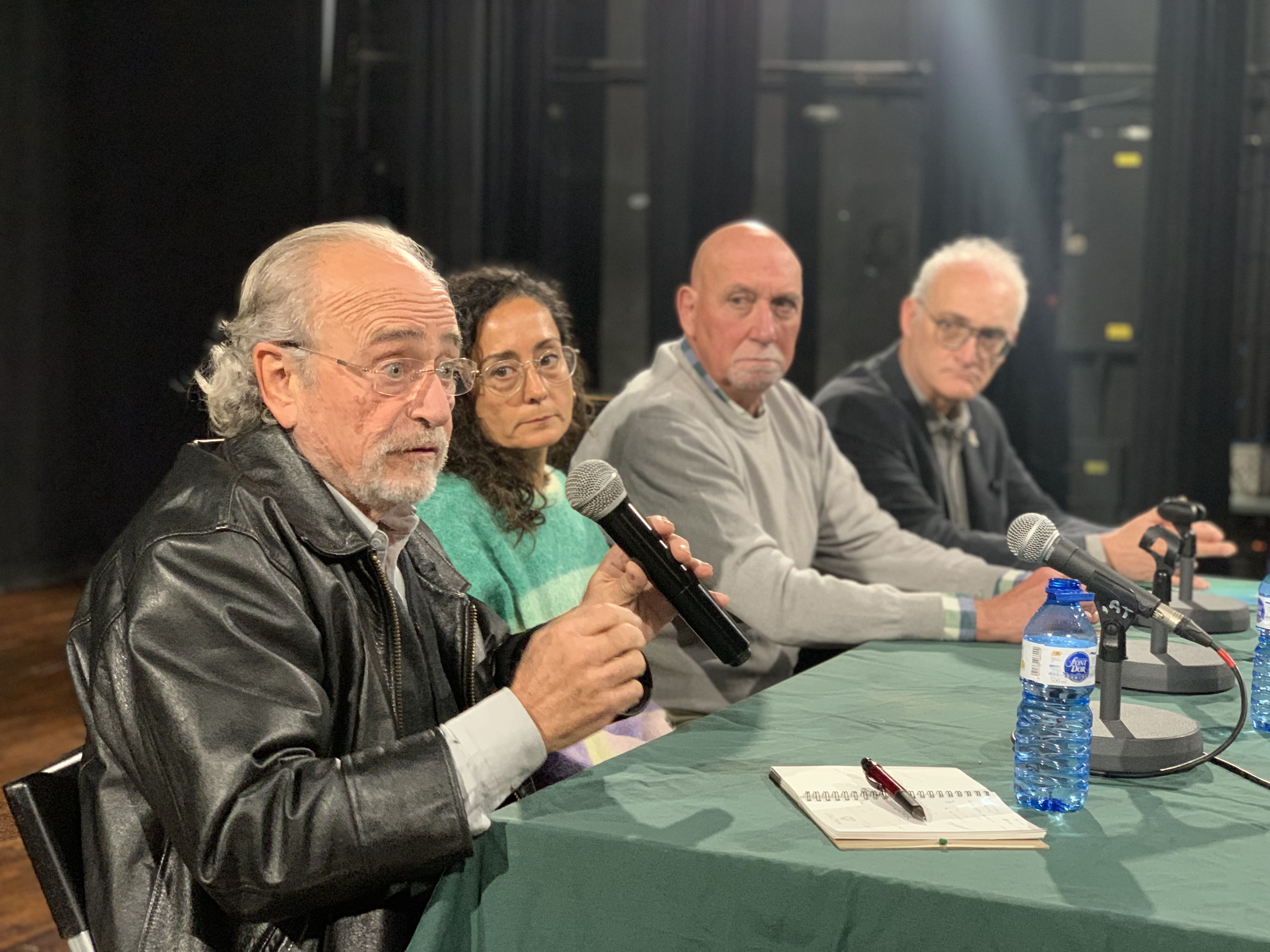 El pneumòleg Josep Tarrés i la documentalista Isabel Andrés, amb Jordi Joan Mata i el regidor Antonio Otero, a la taula rodona sobre l'amiant. FOTO: Judit Josa