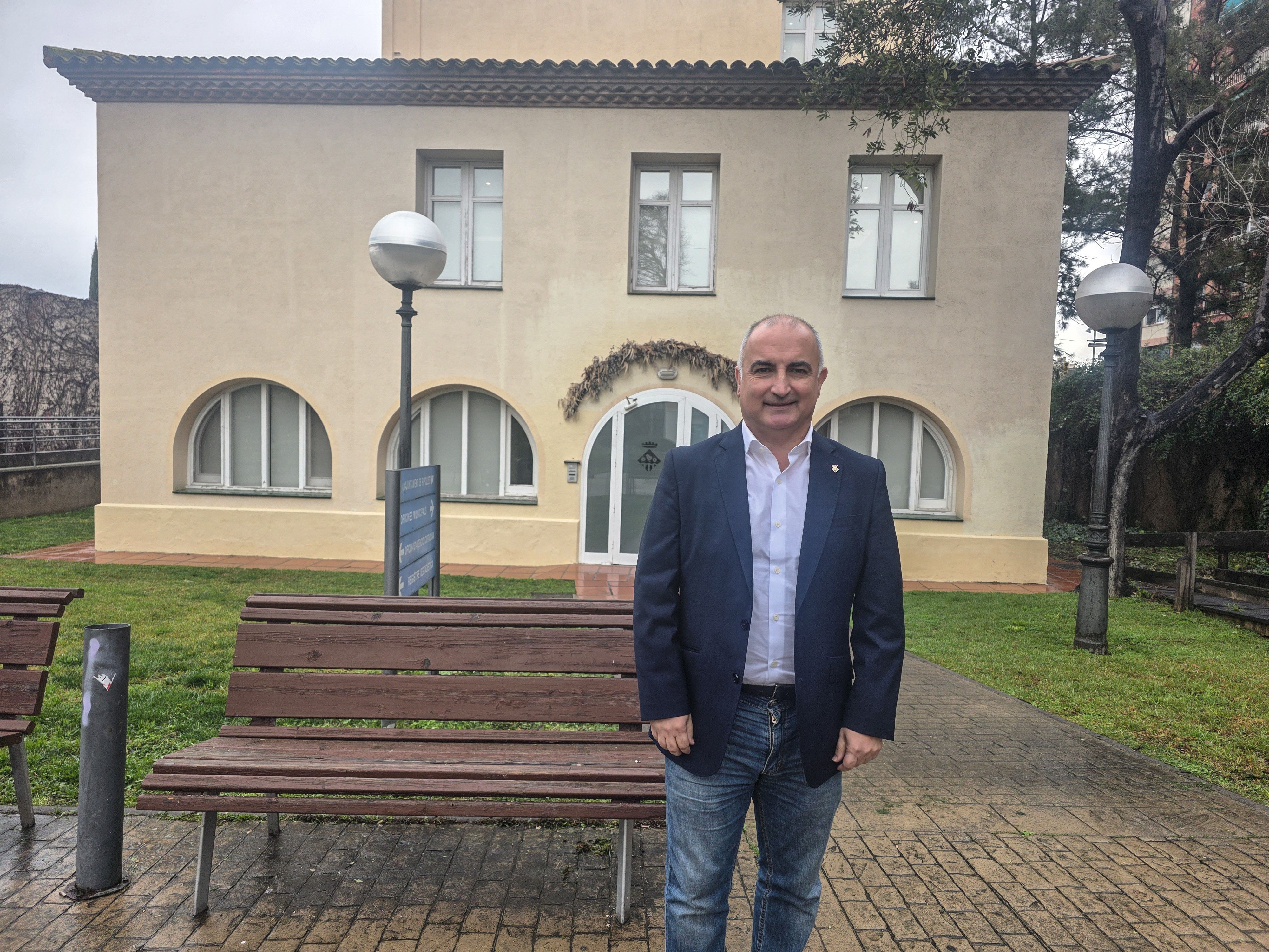 L'alcalde Luis Tirado davant l'Ajuntament. Foto: Marc Mata 