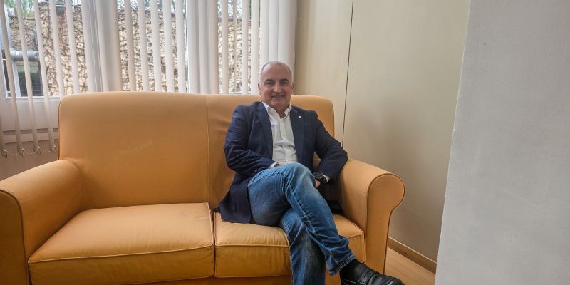 L'alcalde Luis Tirado en el seu despatx. Foto: Marc Mata 