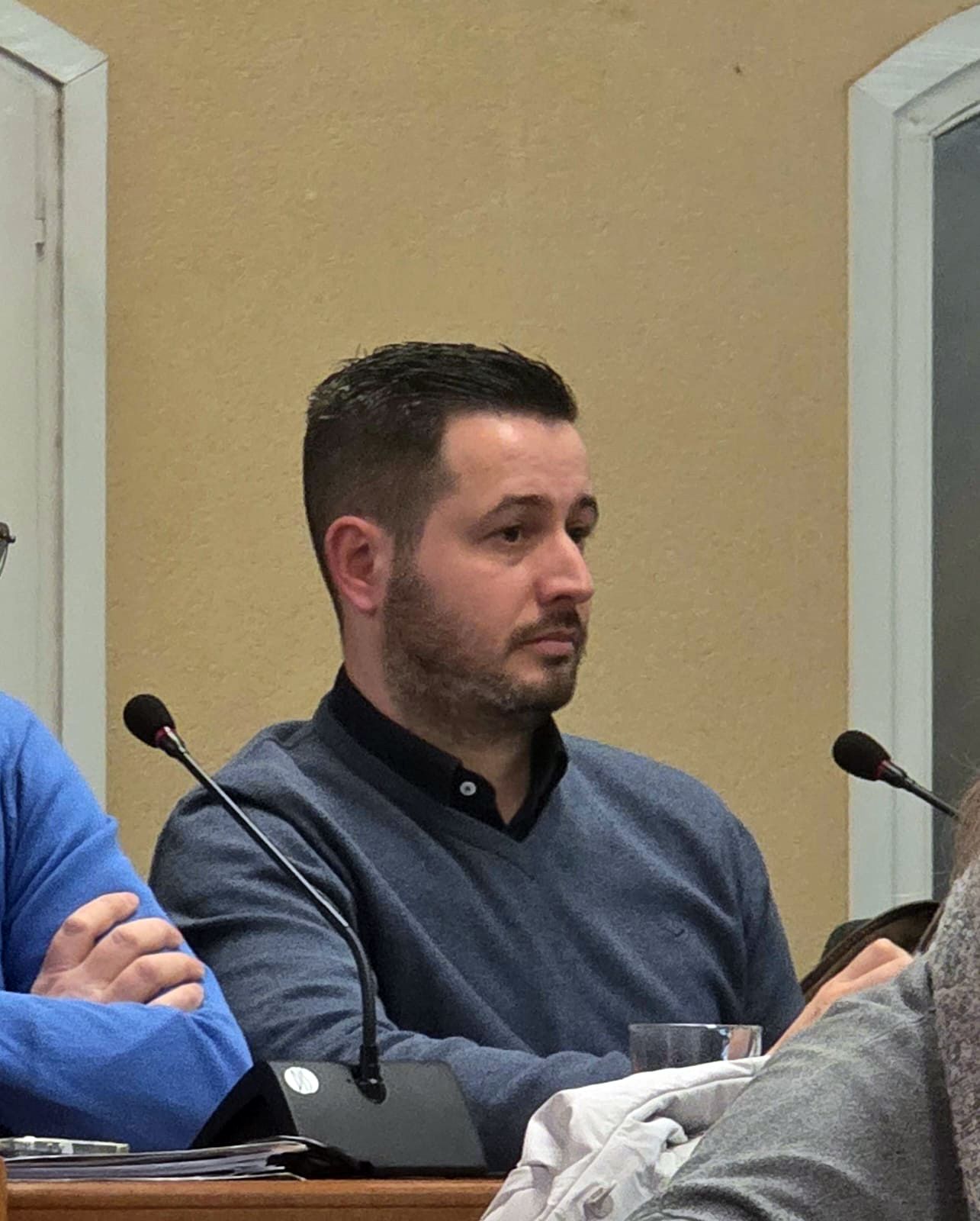 El portaveu de VOX en el darrer ple municipal. Foto: Marc Mata