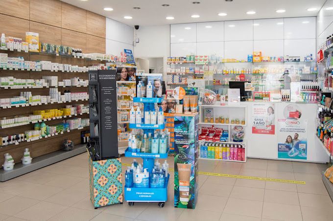 Interior de Farmàcia L'Auditori de Ripollet. FOTO: Cedida