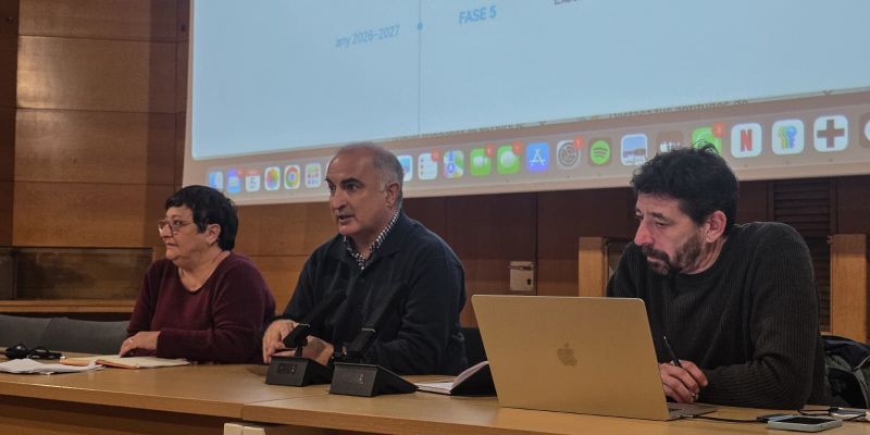 L'alcalde, Luis Tirado, la regidora Lurdes Serra i Gerard Quinyoles explicant als veïns com participar. Foto: Marc Mata 