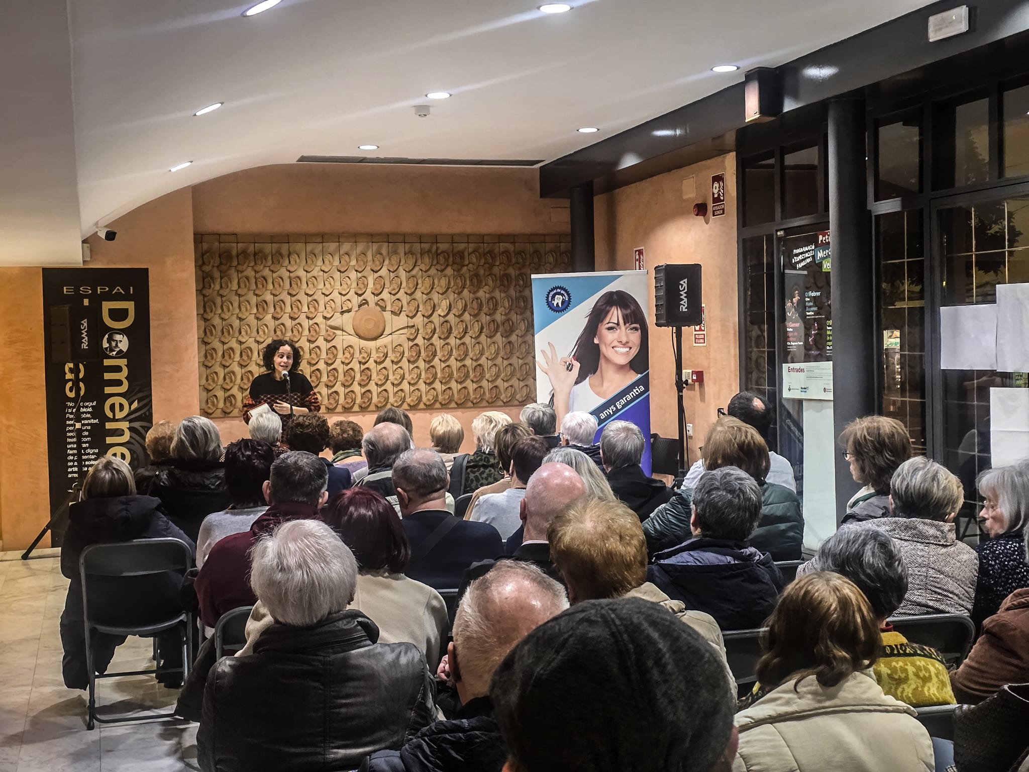 El vestibul del Teatre s'ha omplert per escoltar a  Judit López Torras. FOTO: Marc Mata 