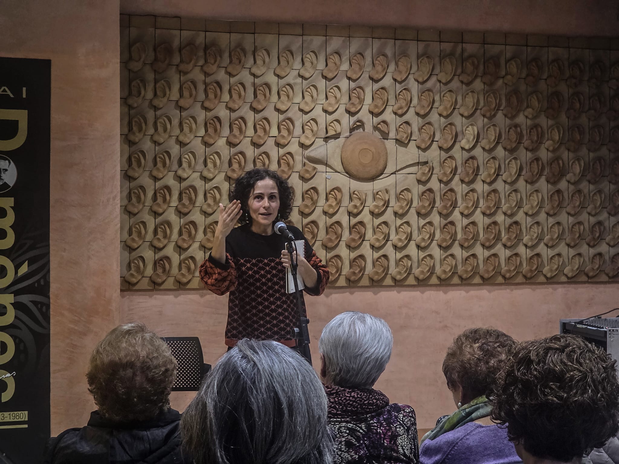 Judit López Torras ha presentat l'obra al vestíbul. FOTO: Marc Mata