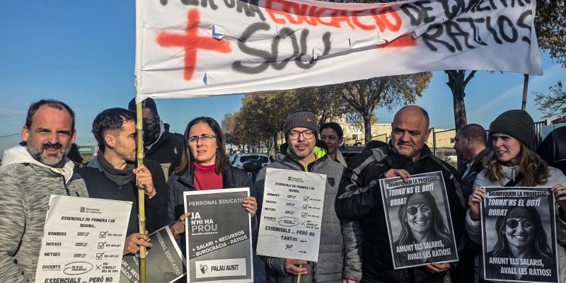 Protesta docents INS Palau Ausit el passat mes de desembre davant del centre. Foto: Marc Mata
