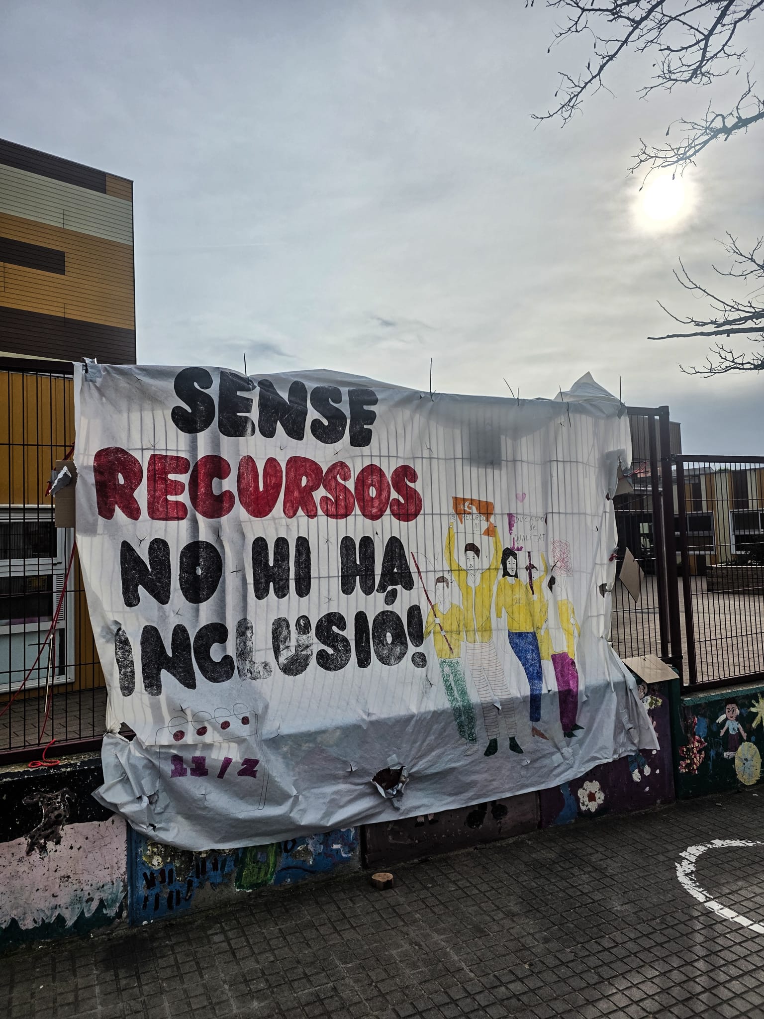 Un cartell que demostra que l'institut Escola Els Pinetons s'ha sumat a la vaga. Foto Marc Mata