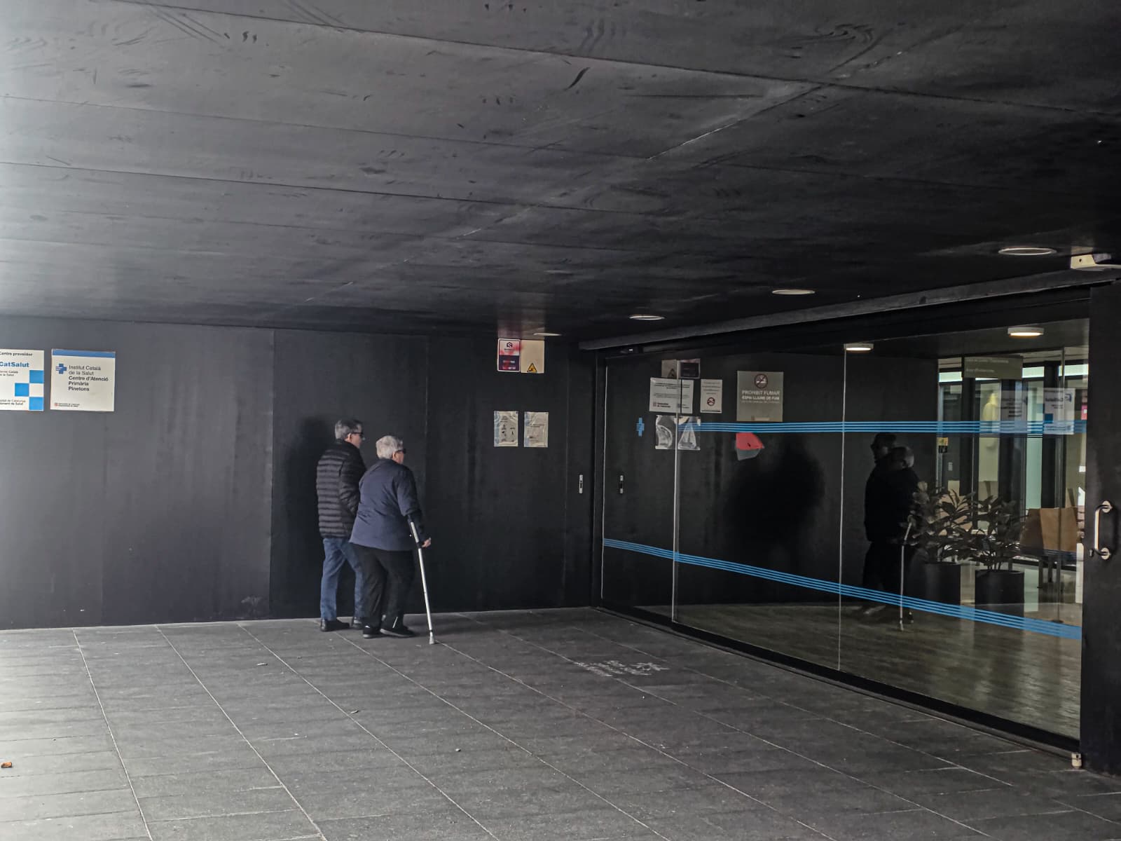 Uns usuaris entrant al CAP Els Pinetons FOTO: Marc Mata 