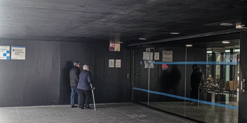 Uns usuaris entrant al CAP Els Pinetons FOTO: Marc Mata 