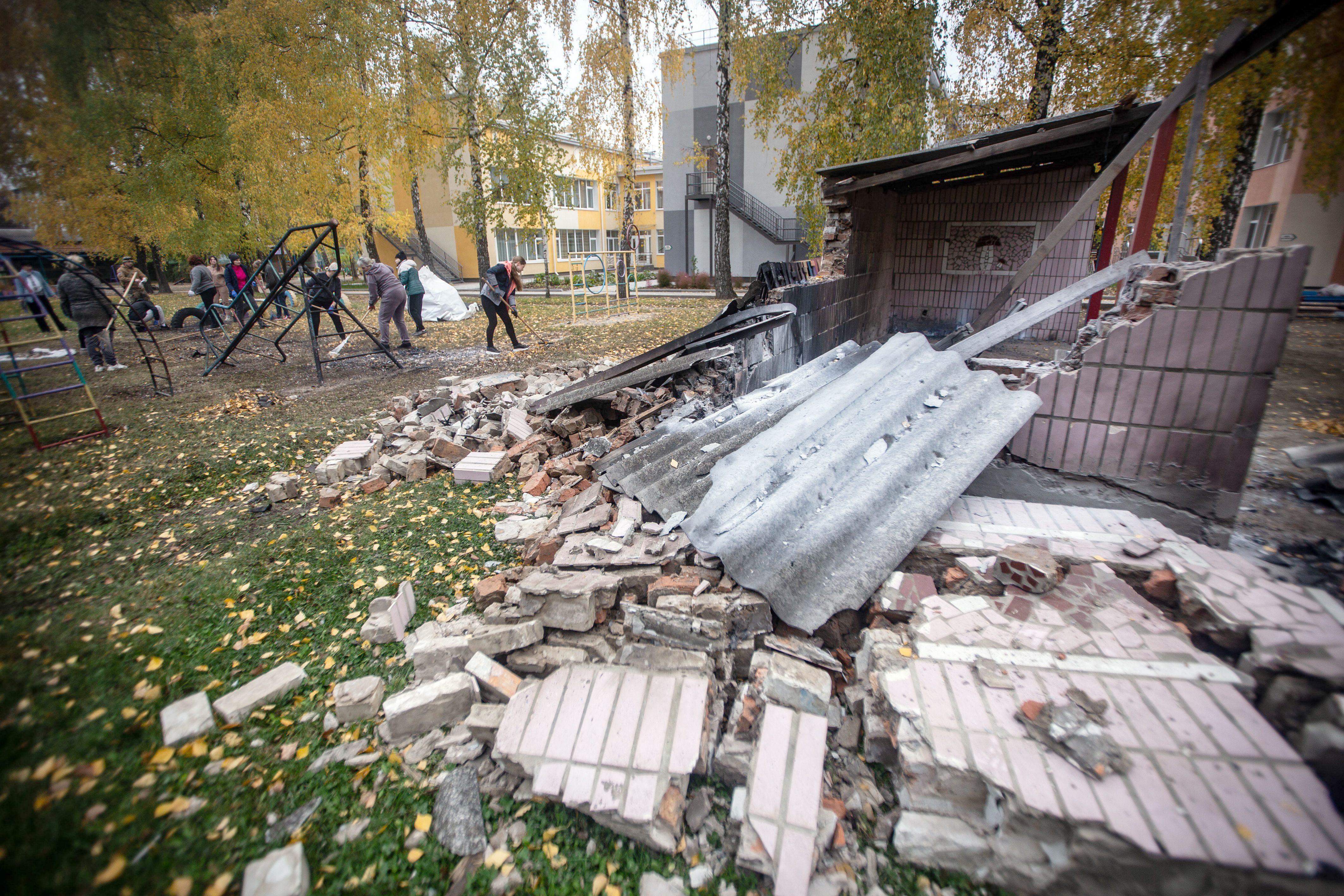 Restes del refugi infantil destruït per l’impacte d’un dron rus al pati d’una escola bressol de Sumy, al nord est d’Ucraïna. .FOTO: Fran Richart. FOT