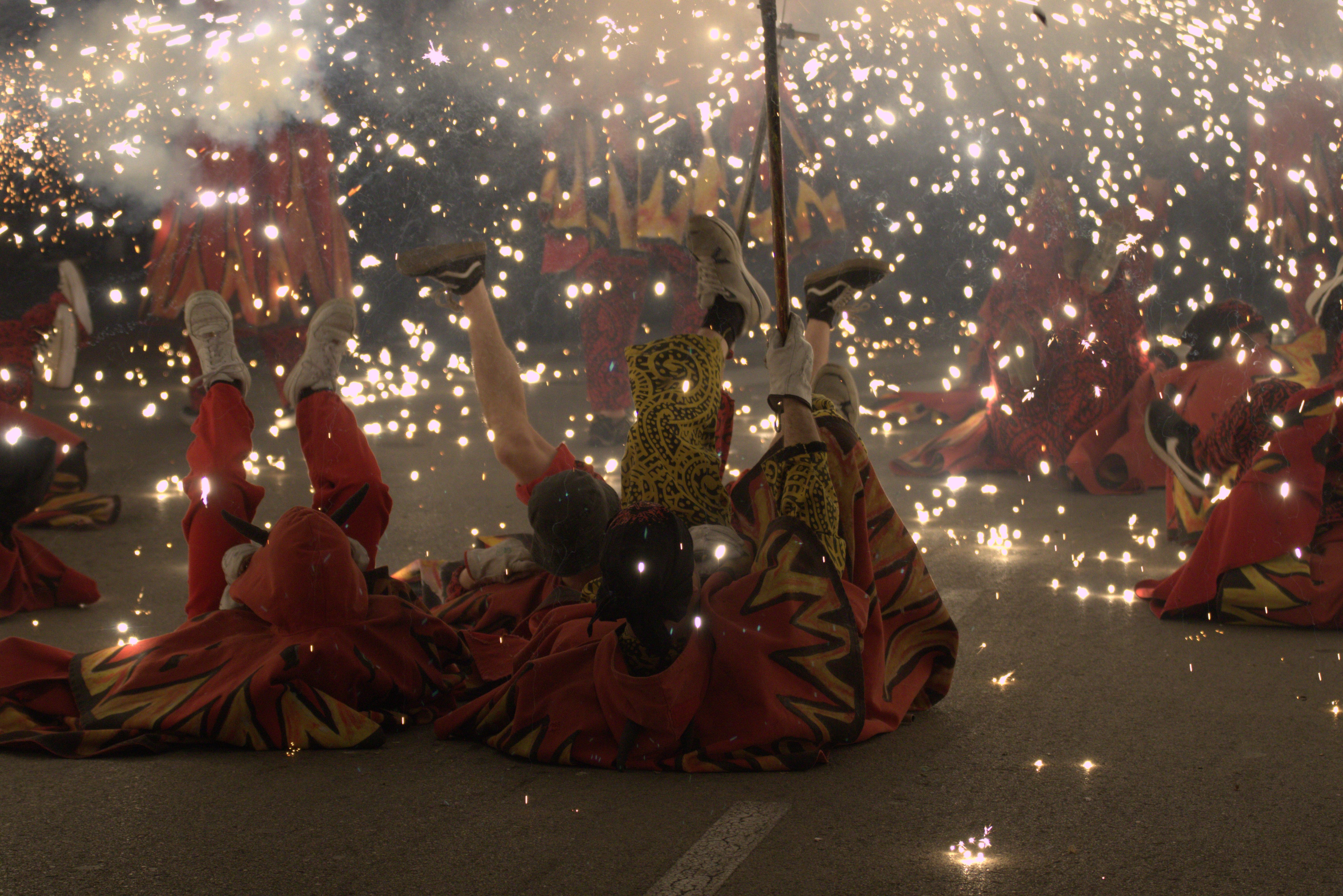 Diversió dels diables de Ripollet en el correfoc dels 30 anys de les Bruixes. FOTO Marc Mata 