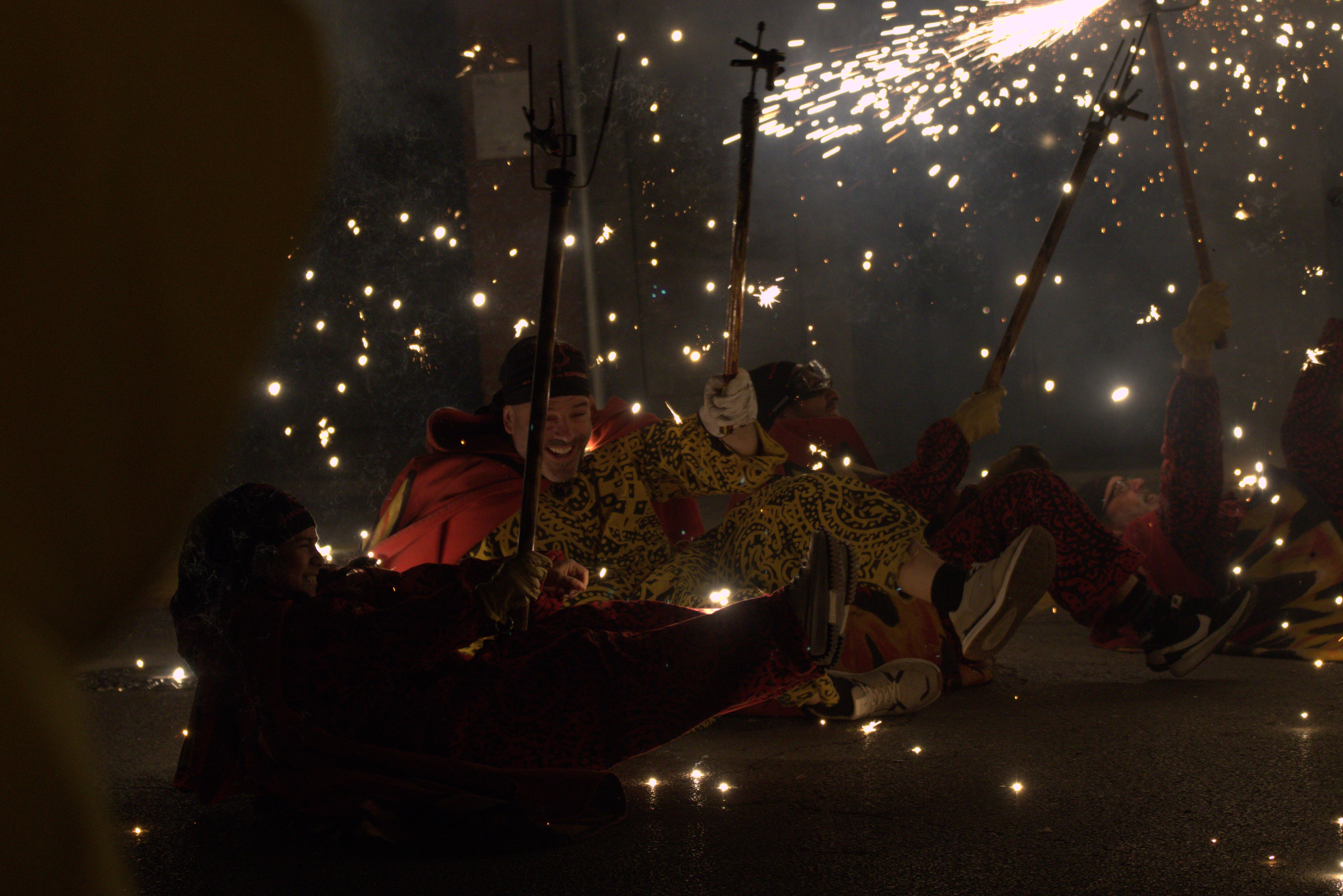 Els diables en el correfoc dels 30 anys de les Bruixes. FOTO Marc Mata 