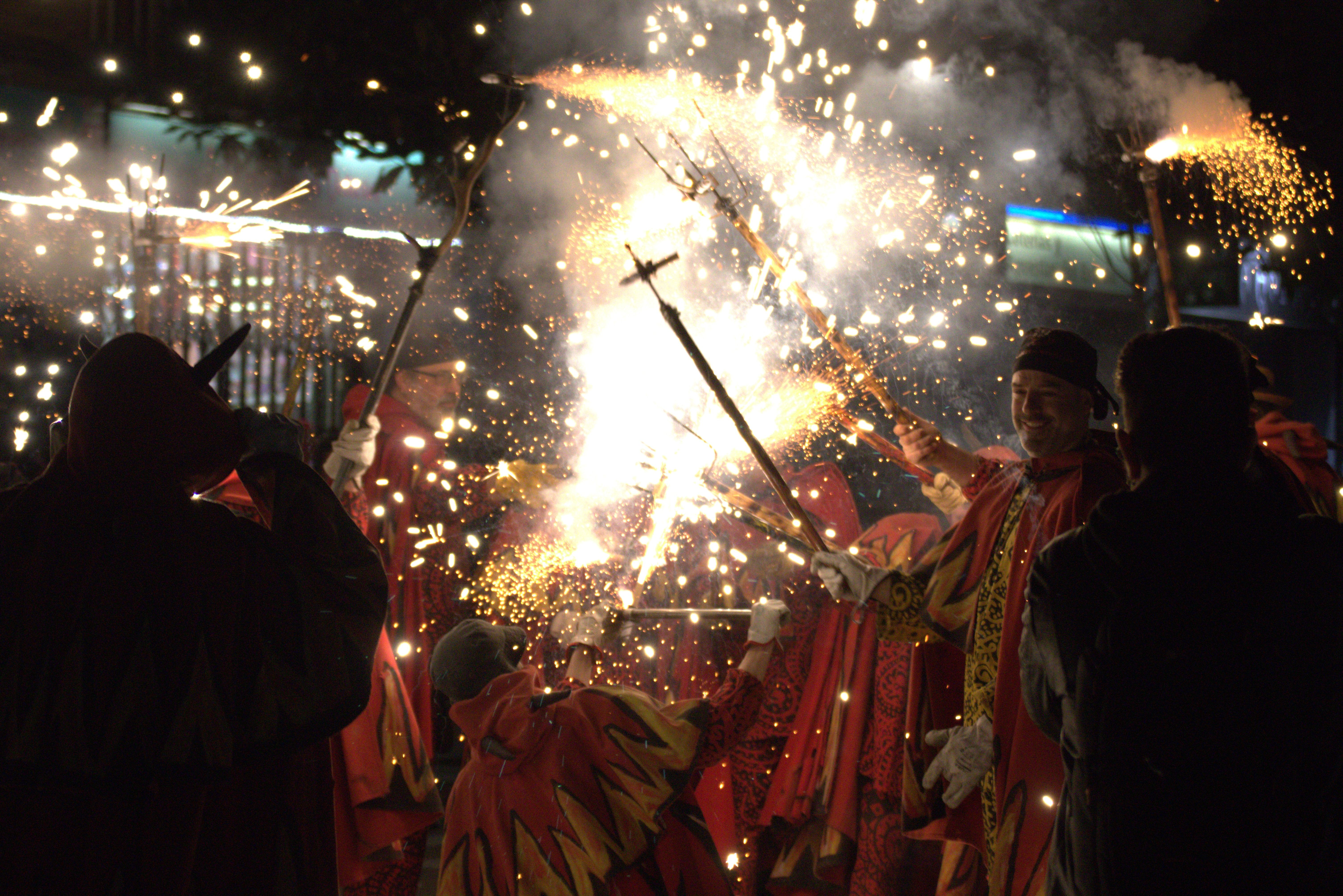 Foc en el correfoc dels 30 anys de les Bruixes. FOTO Marc Mata 