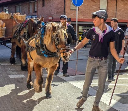 Passada dels Tres Tombs pels carrers de Ripollet. FOTO: Marc Mata