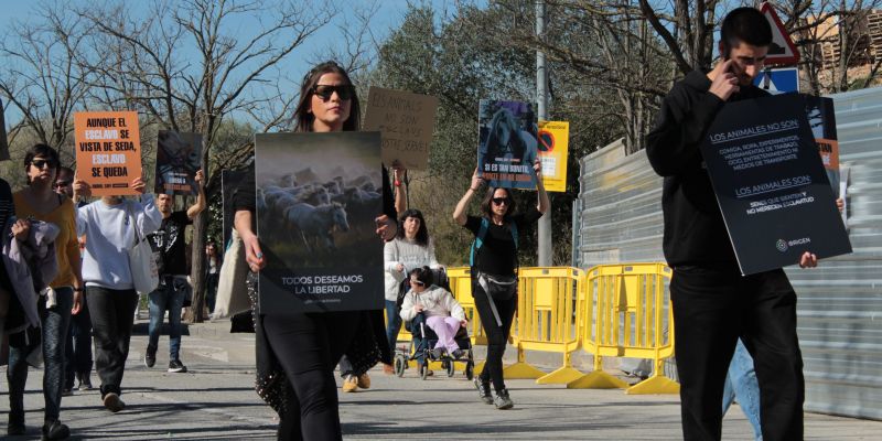 Protesta silenciosa en la passada dels Tres Tombs pels carrers de Ripollet. FOTO: Sergio Sánchez