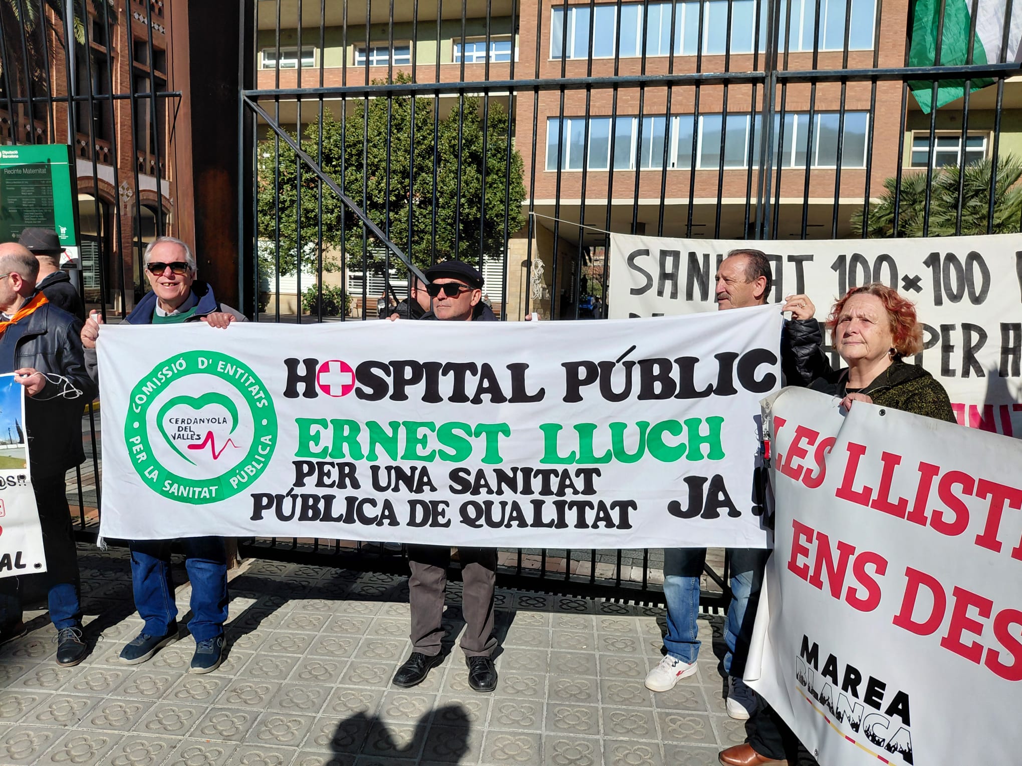 La pancarta de la Comissió en Defensa de la Sanitat Pública de Cerdanyola-Ripollet ha encapçalat l'acció al Parlament. FOTO: Plataforma Cedida.