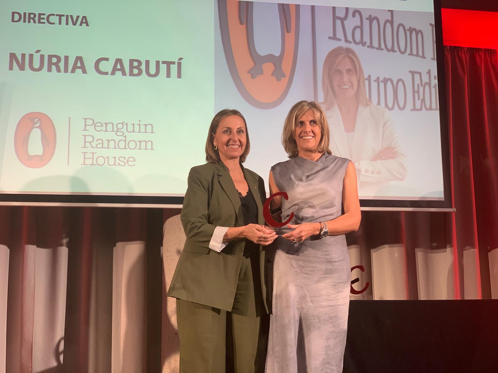 La directiva Núria Cabutí recollint el premi de Cerdanyola Empresaria en mans de la consellera Eva Menor. FOTO: TOT Cerdanyola