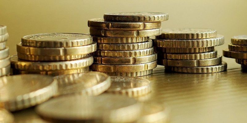 Les dones continuen cobrant 6.550 euros anuals menys que els homes