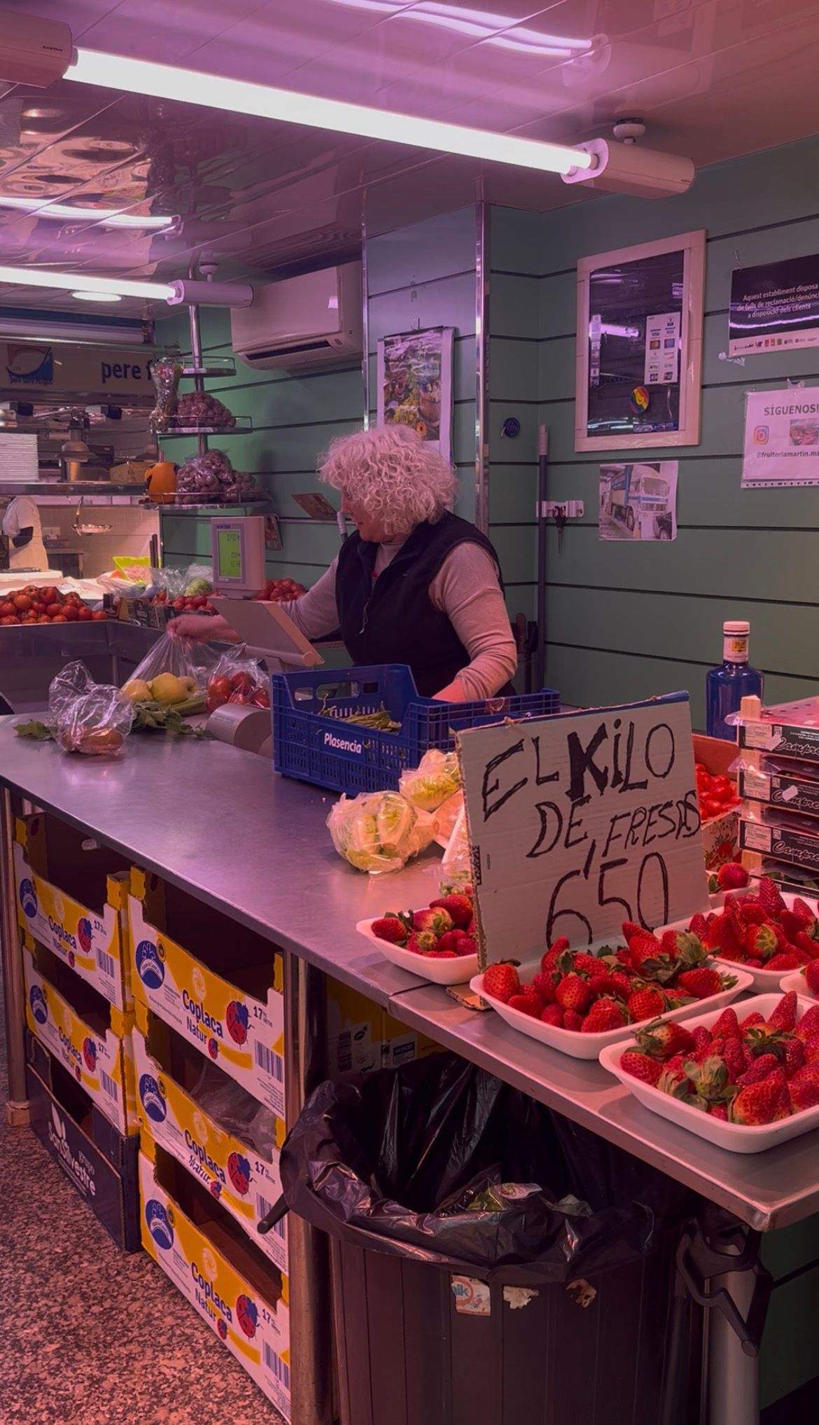 Una dona treballant al mercat municipal. FOTO Marc Mata