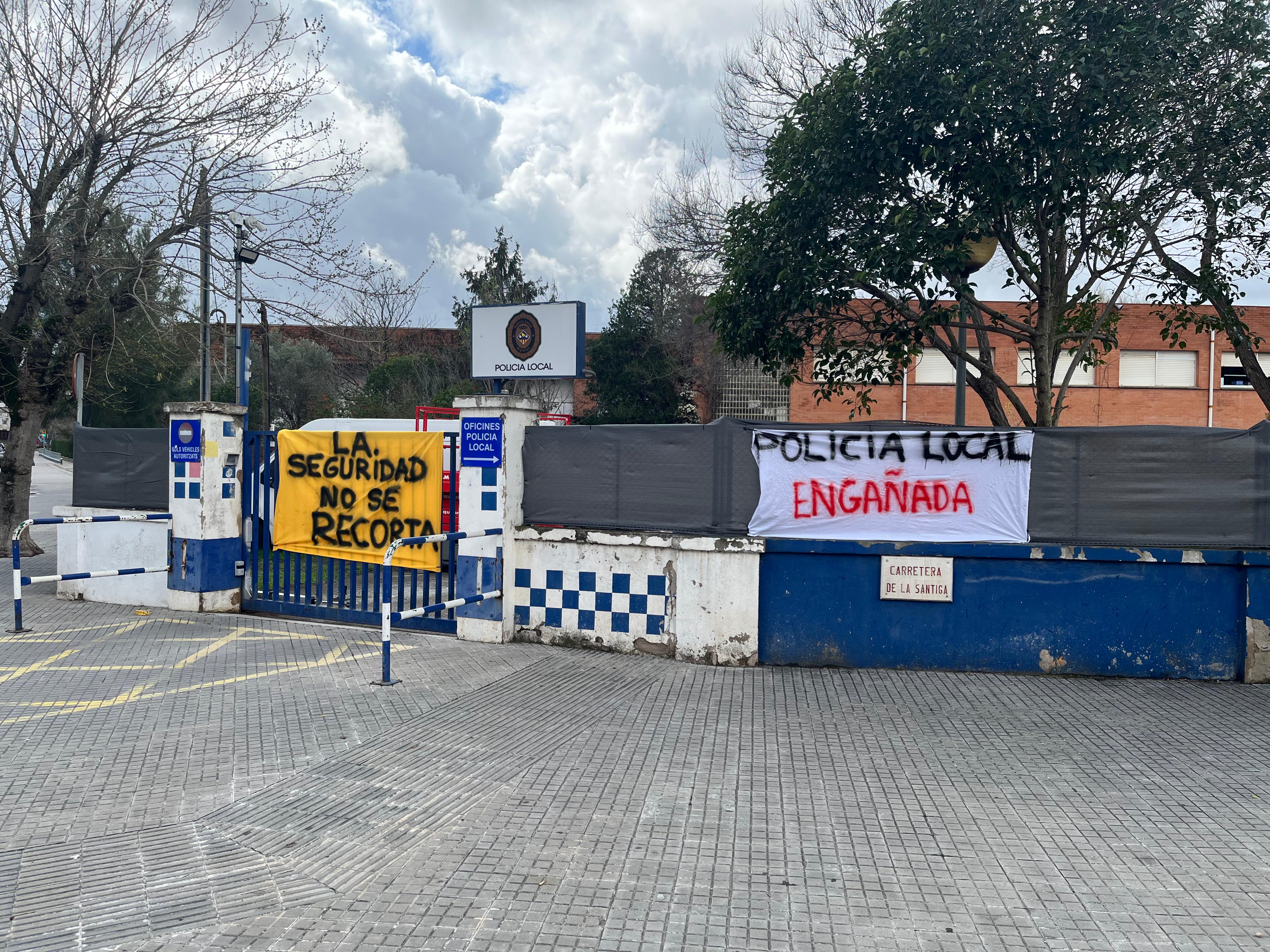 Comissaria de la Policia Local amb cartells. FOTO: Marc Mata 