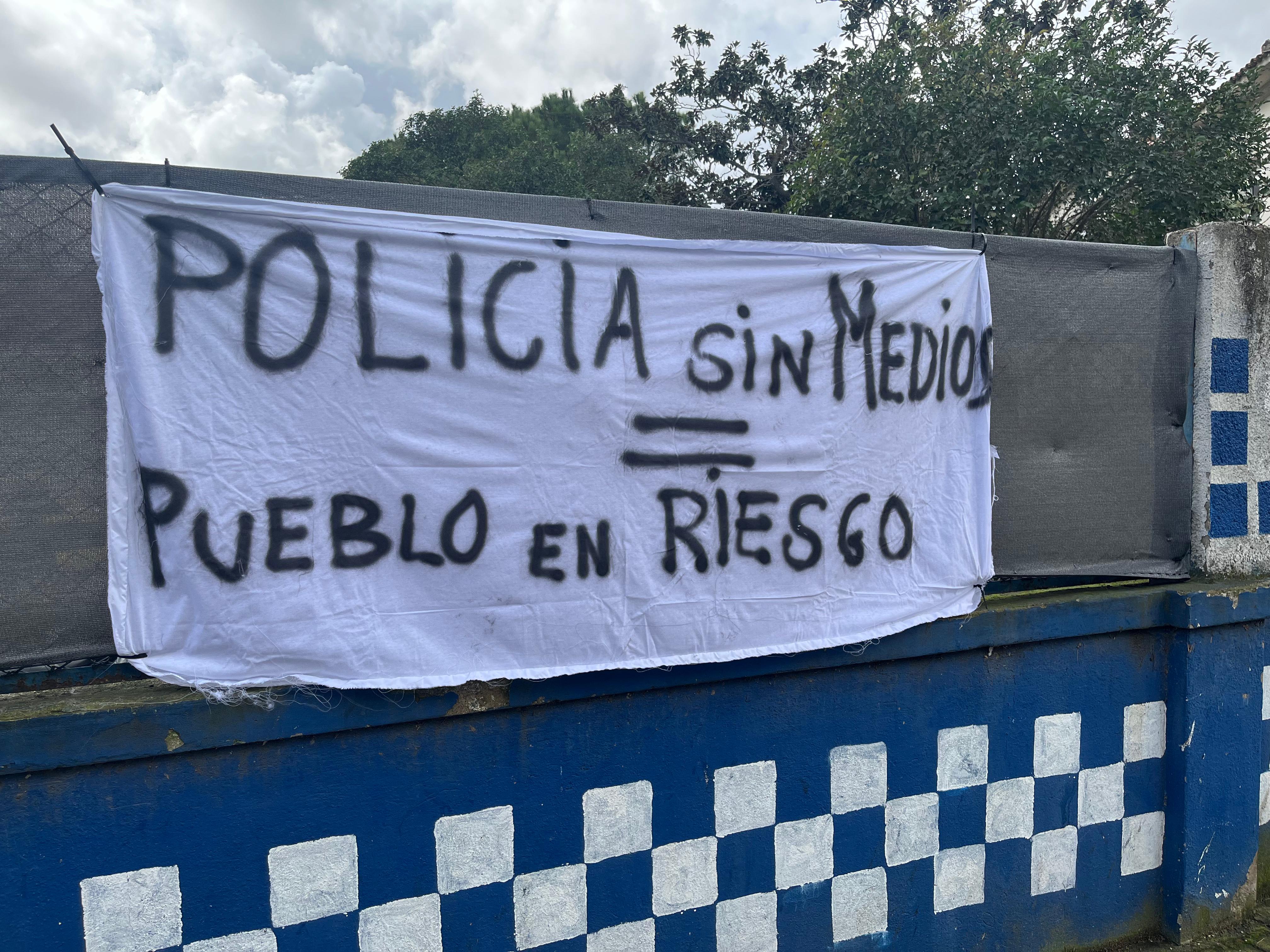 Un dels cartells reivindicatius dels treballadors de la Policia Local. FOTO: Marc Mata 