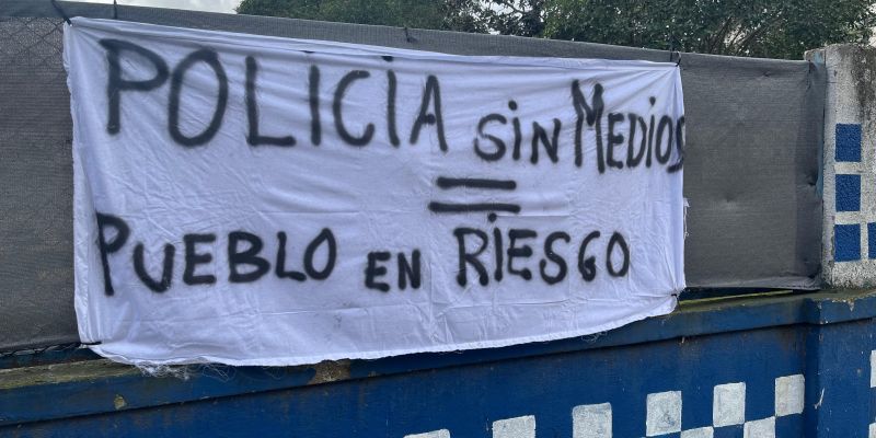 Un dels cartells reivindicatius dels treballadors de la Policia Local. FOTO: Marc Mata 