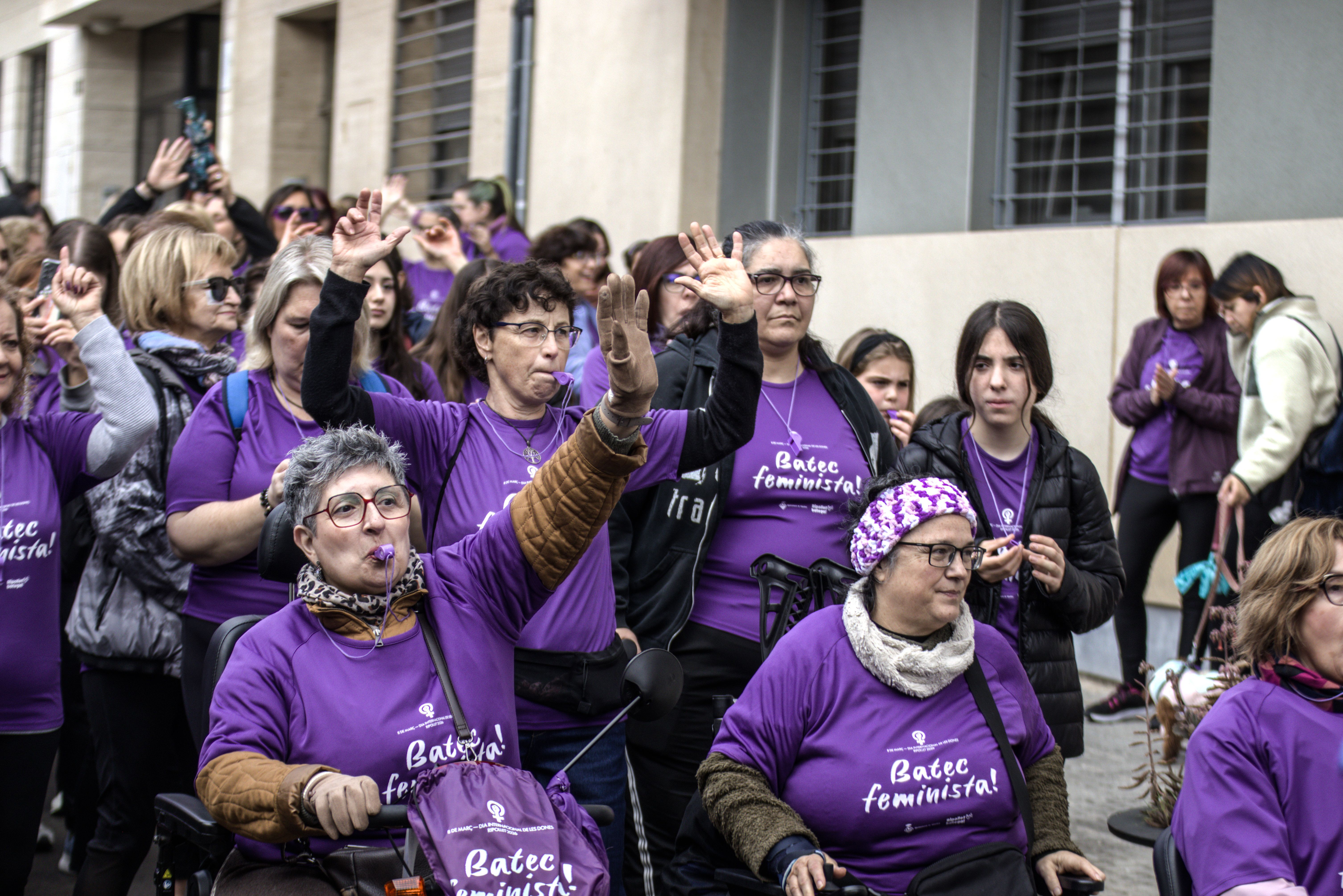 La marxa de les dones ha marcat una jornada festiva i reivindicativa amb motiu del 8M. FOTO: Marc Mata 