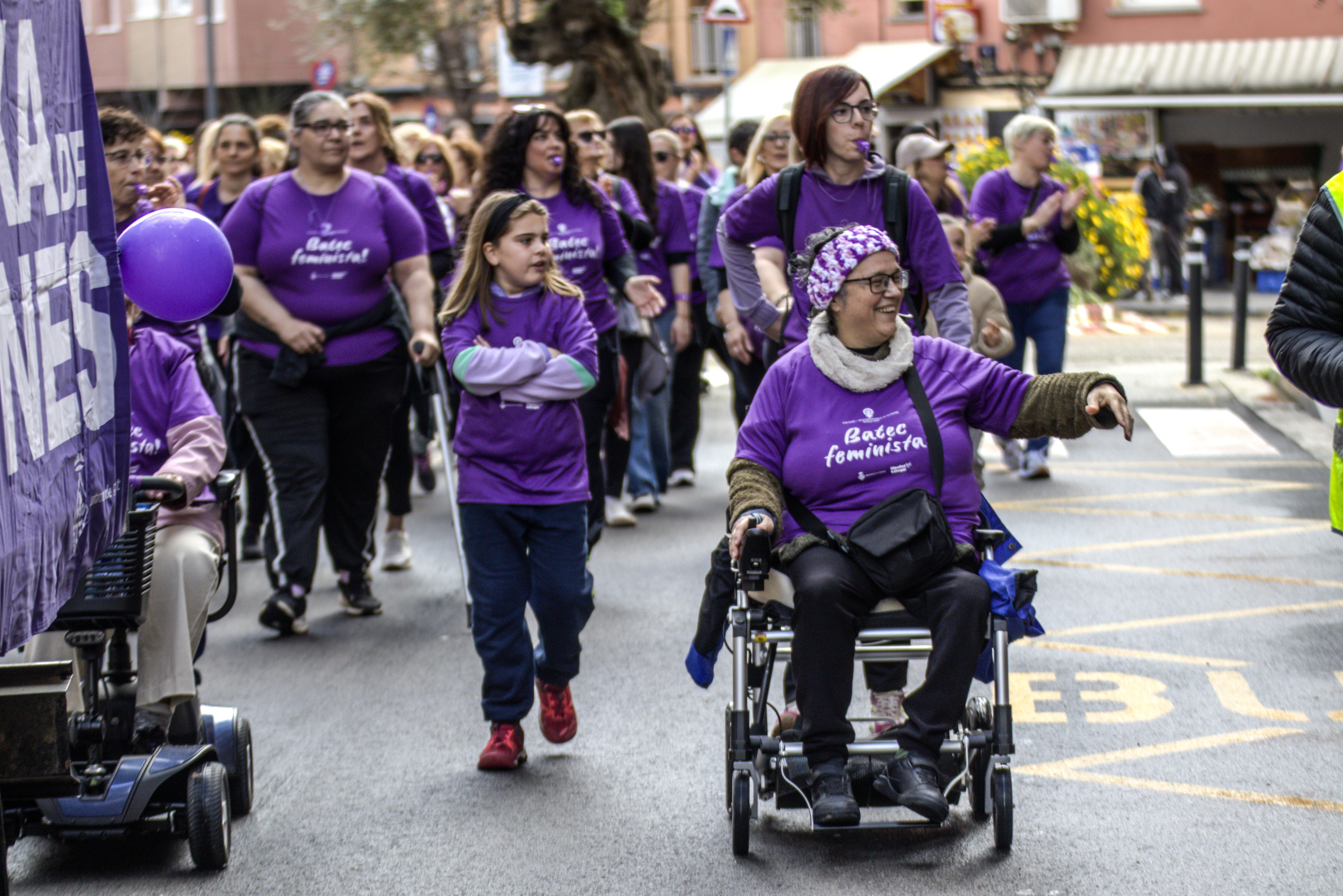La marxa de les dones ha marcat una jornada festiva i reivindicativa amb motiu del 8M. FOTO: Marc Mata 