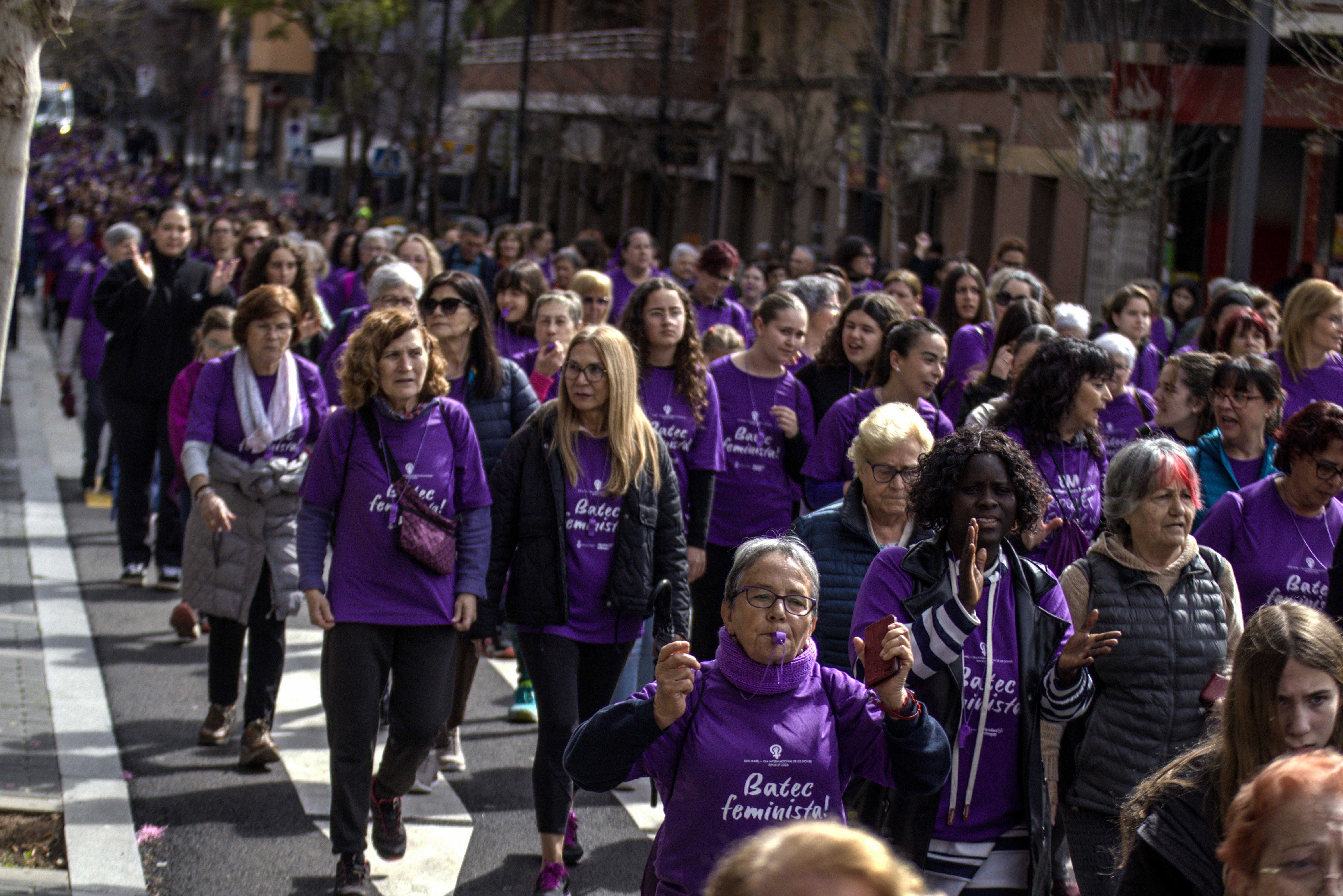 La marxa de les dones ha marcat una jornada festiva i reivindicativa amb motiu del 8M. FOTO: Marc Mata 