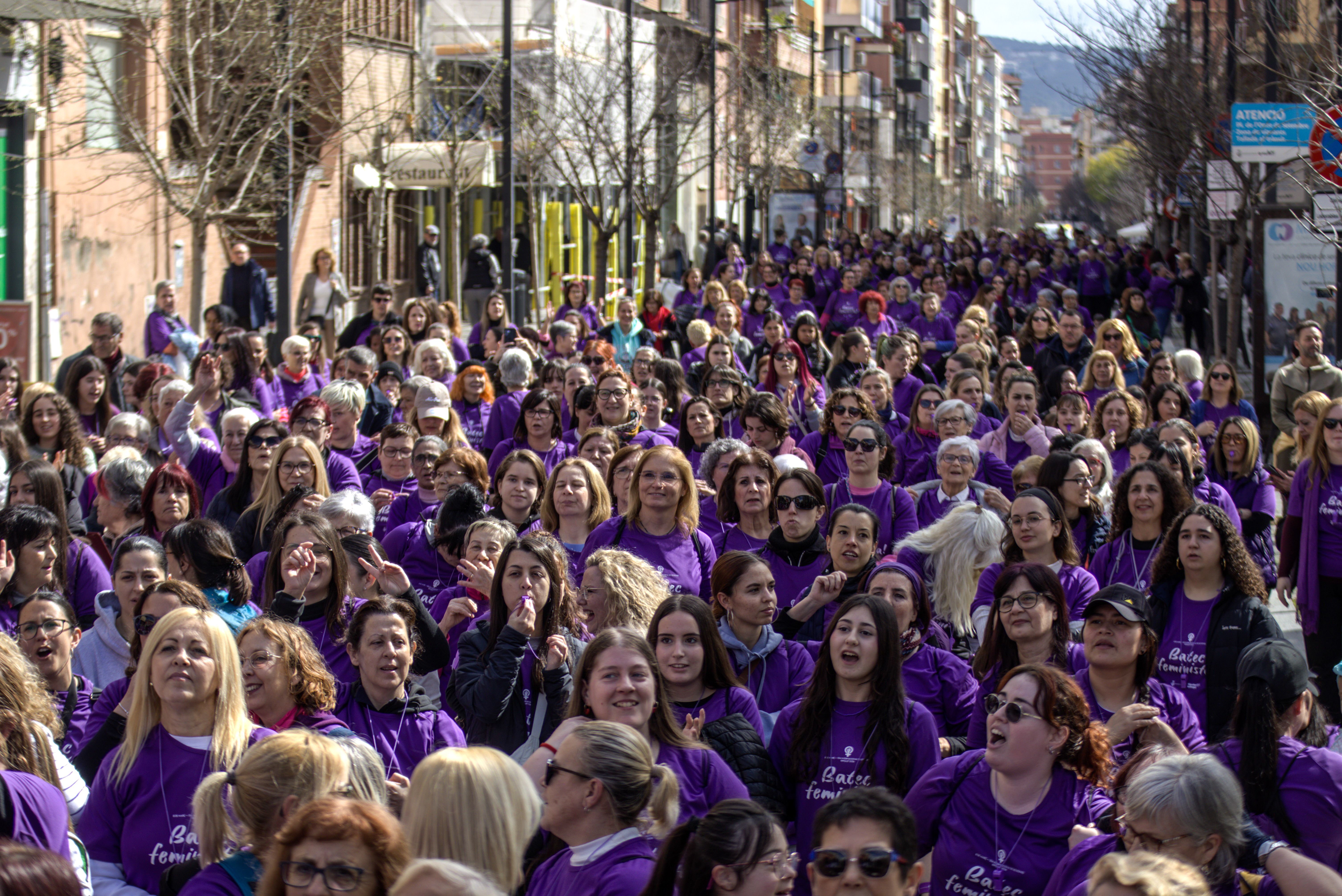 La marxa de les dones ha marcat una jornada festiva i reivindicativa amb motiu del 8M. FOTO: Marc Mata 