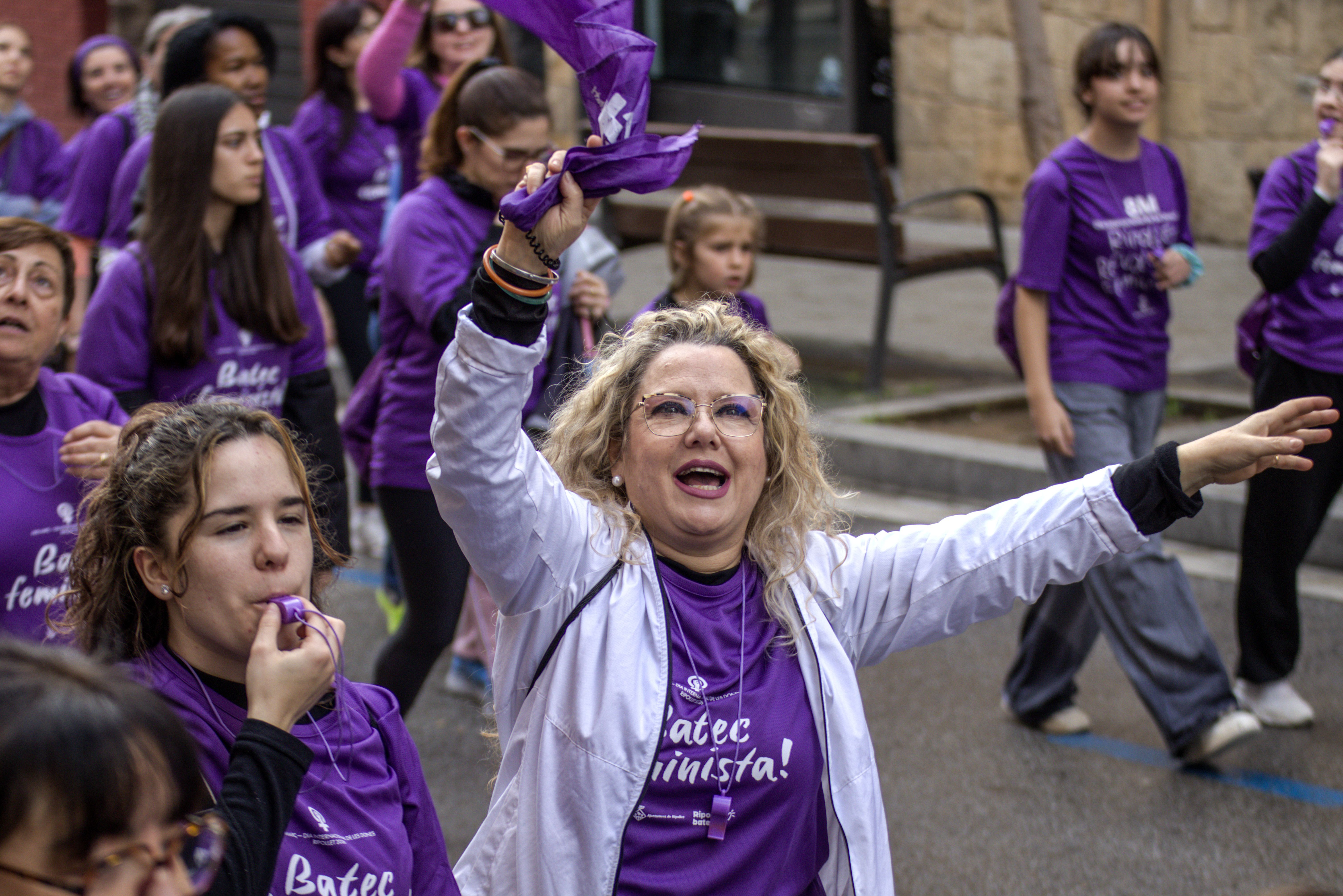La marxa de les dones ha marcat una jornada festiva i reivindicativa amb motiu del 8M. FOTO: Marc Mata 