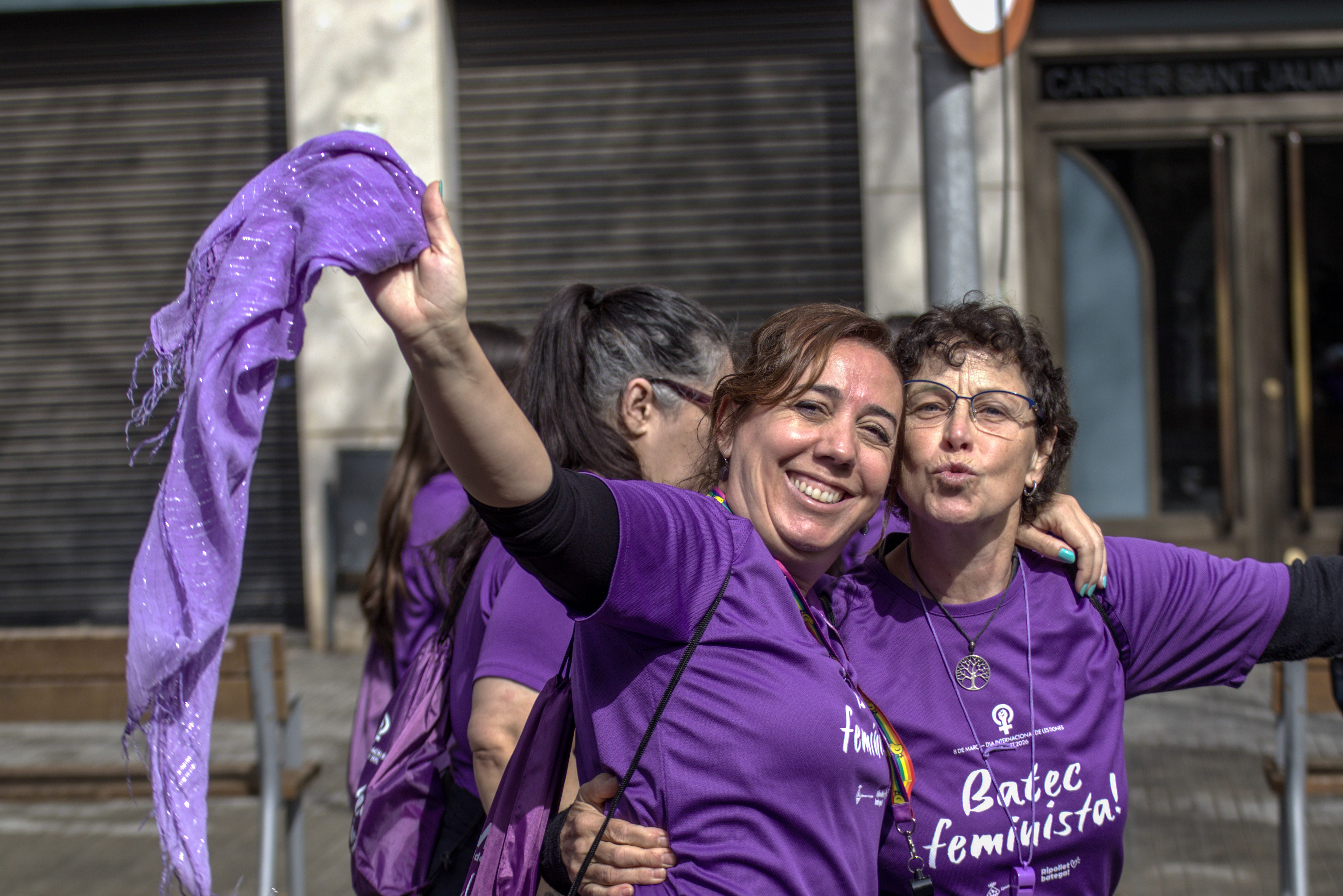 La marxa de les dones ha marcat una jornada festiva i reivindicativa amb motiu del 8M. FOTO: Marc Mata 