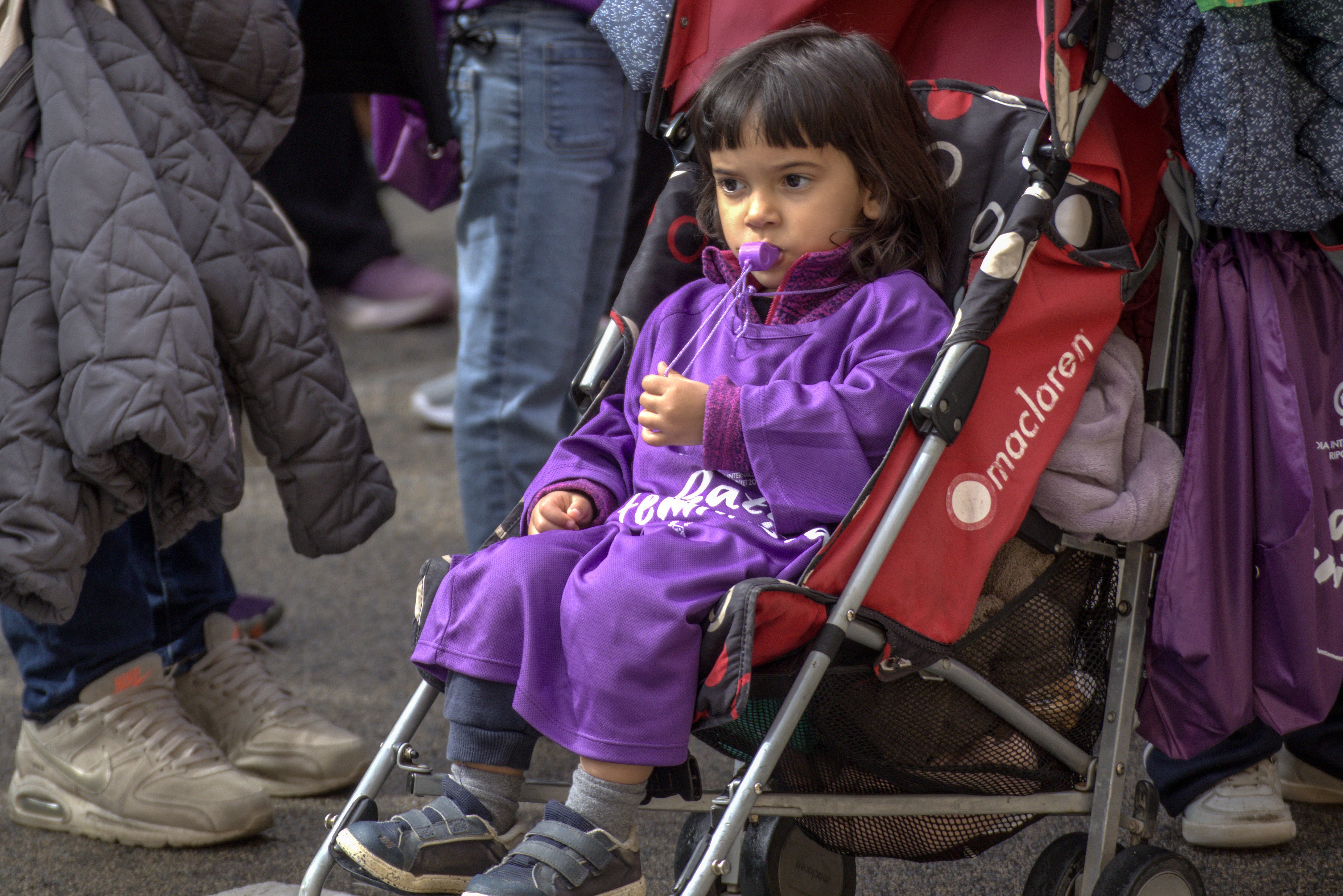La marxa de les dones ha marcat una jornada festiva i reivindicativa amb motiu del 8M. FOTO: Marc Mata 