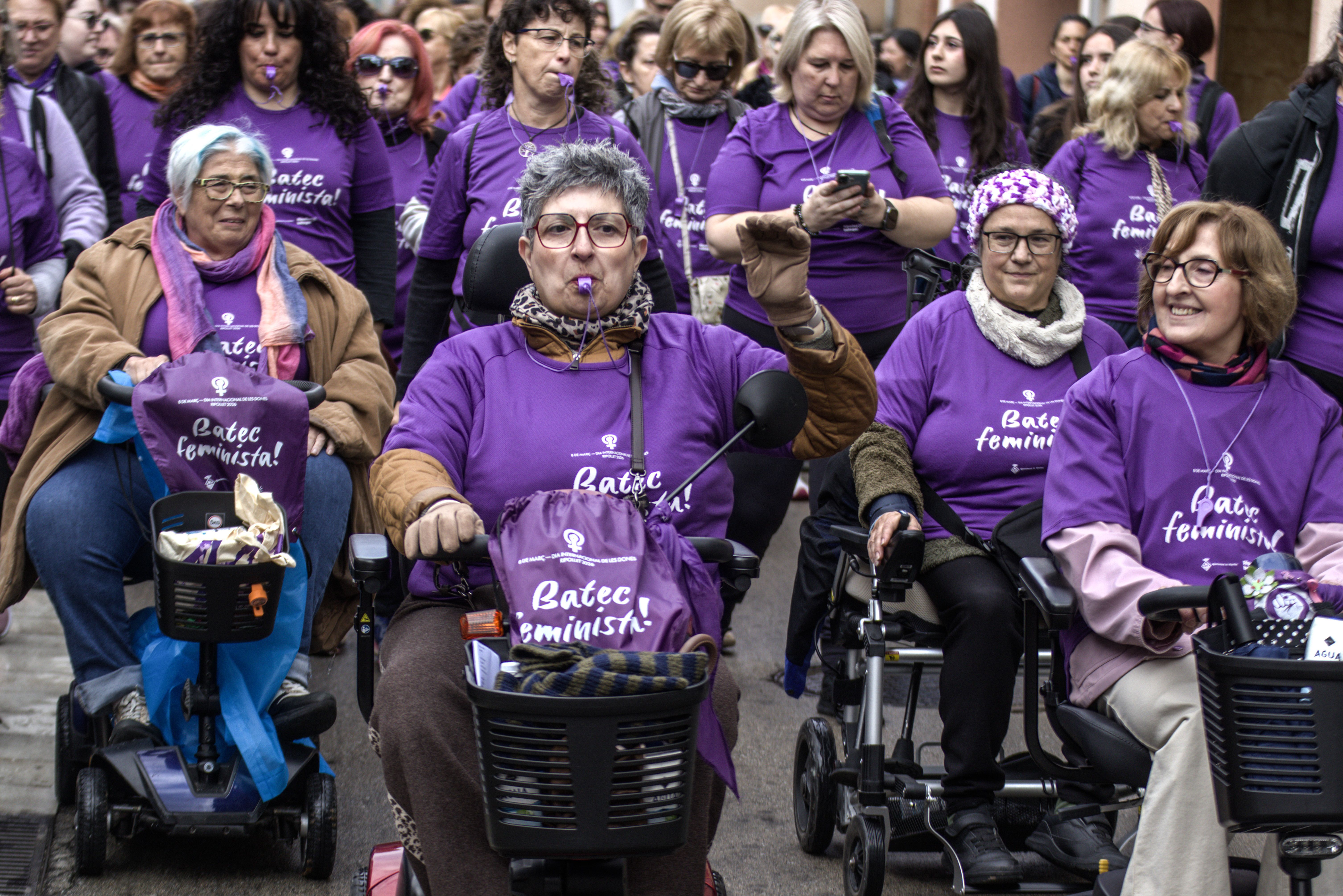 La marxa de les dones ha marcat una jornada festiva i reivindicativa amb motiu del 8M. FOTO: Marc Mata 