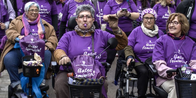La marxa de les dones ha marcat una jornada festiva i reivindicativa amb motiu del 8M. FOTO: Marc Mata 