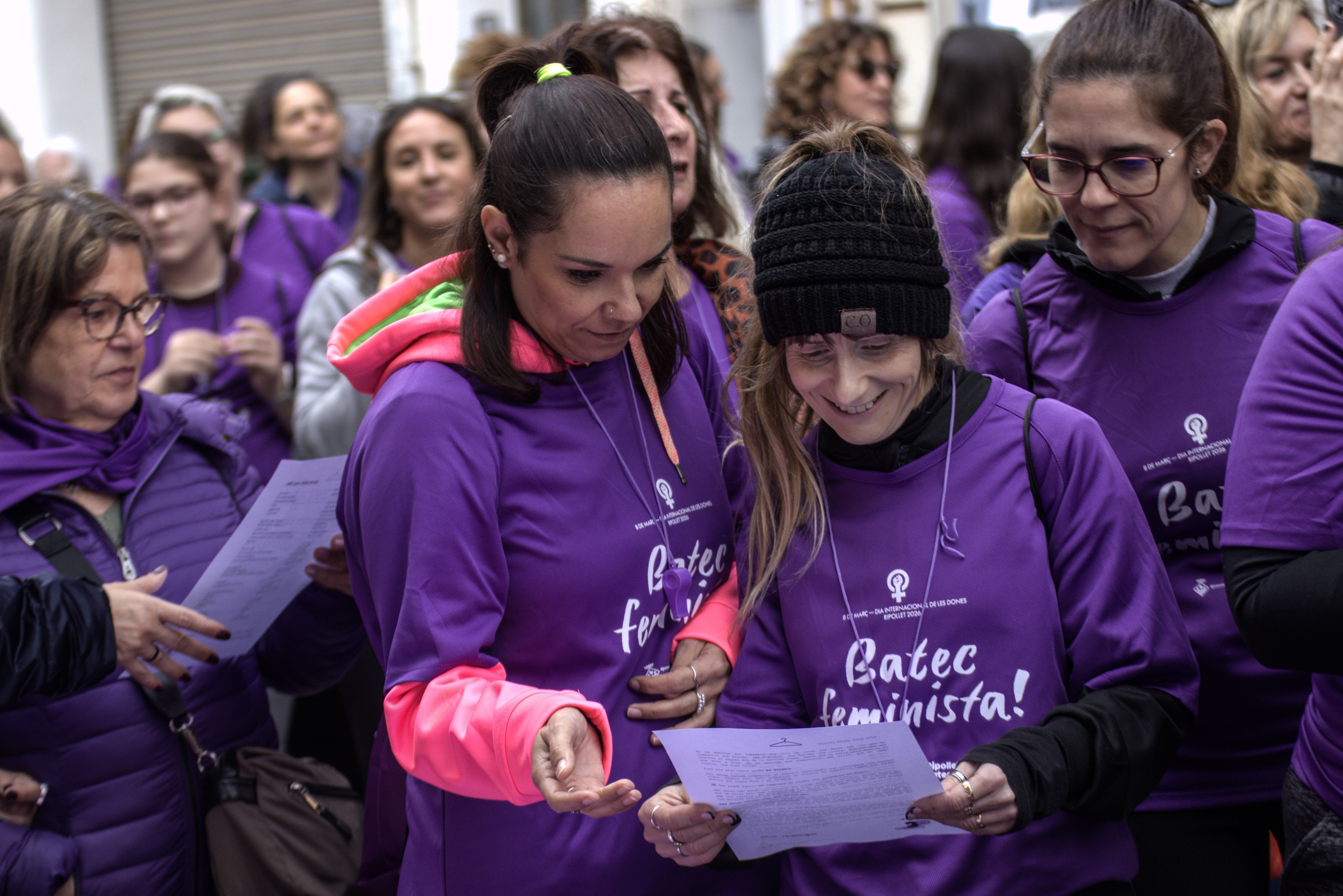 La marxa de les dones ha marcat una jornada festiva i reivindicativa amb motiu del 8M. FOTO: Marc Mata 