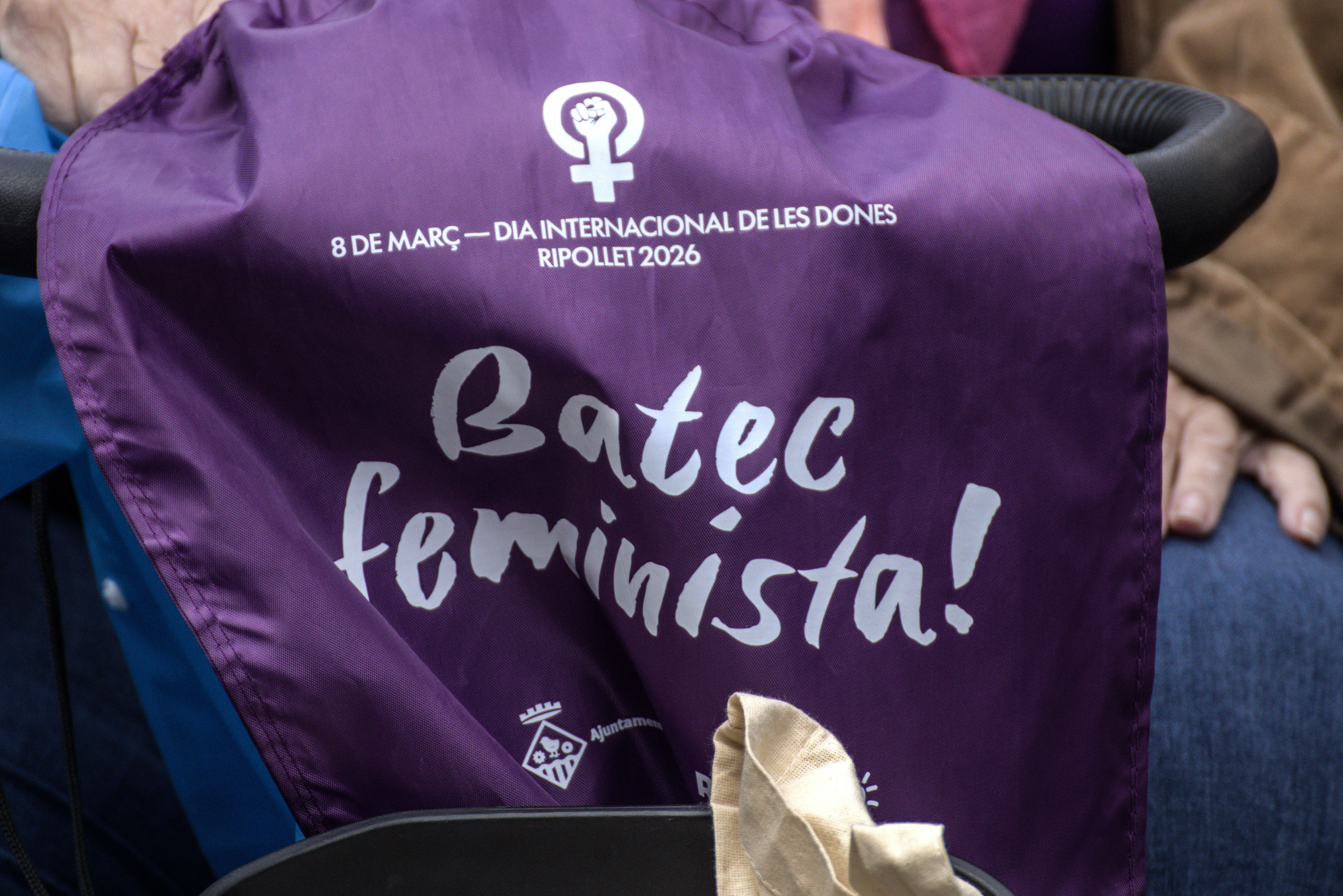 La marxa de les dones ha marcat una jornada festiva i reivindicativa amb motiu del 8M. FOTO: Marc Mata 