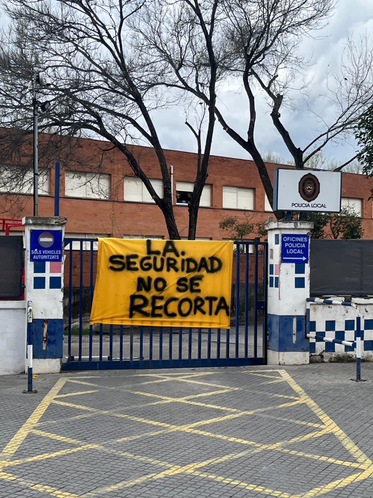 Cartell a les portes de l'entrada de la Comissaria de la Policia Local. FOTO: Marc Mata
