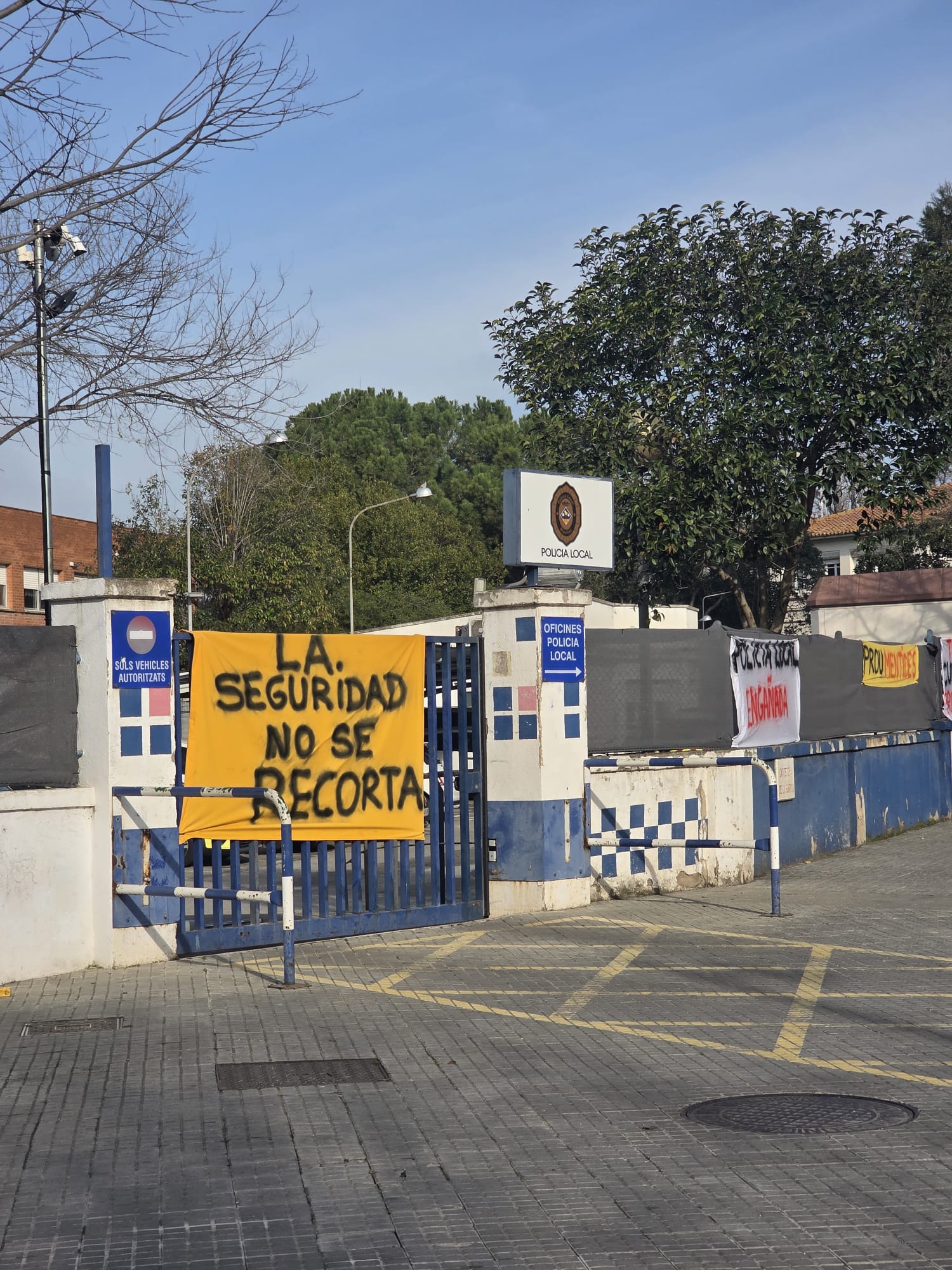 Entrada de la comissaria de policia local amb cartells. FOTO Marc Mata