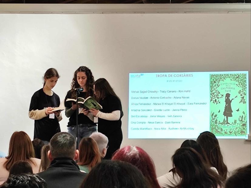 Tres estudiants del Palau Ausit en el Certamen Escolar de Lectura en Veu Alta. FOTO Cedida