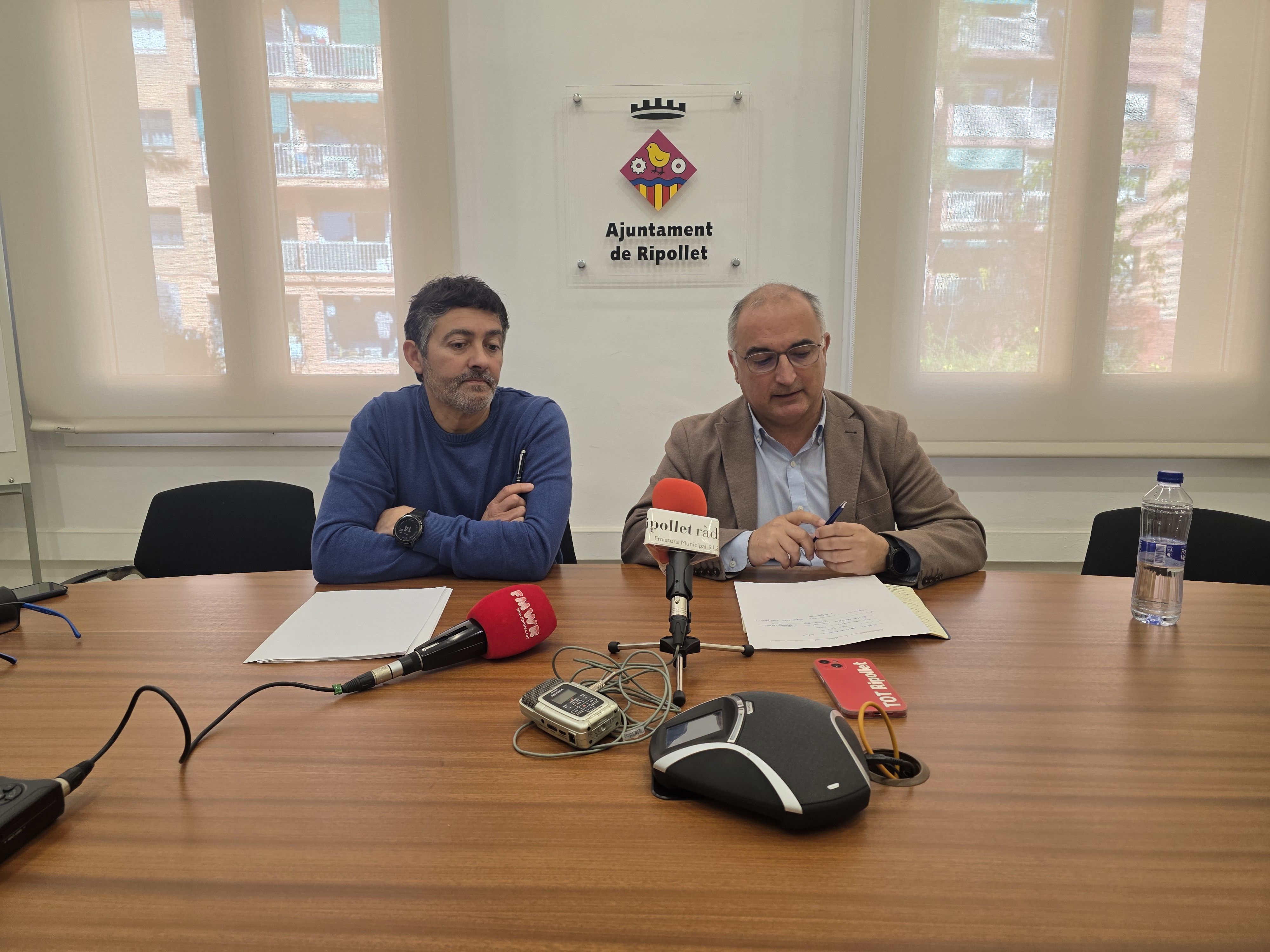 Luis Tirado (Alcalde) i Mariano Gonzalez (representant policia local) en roda de premsa. FOTO: Marc Mata