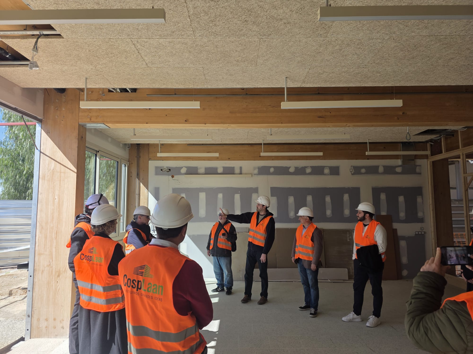 Representants del govern local i de la Generalitat, visitant l'edifici. FOTO Marc Mata