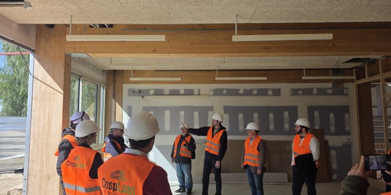 Representants del govern local i de la Generalitat, visitant l'edifici. FOTO Marc Mata