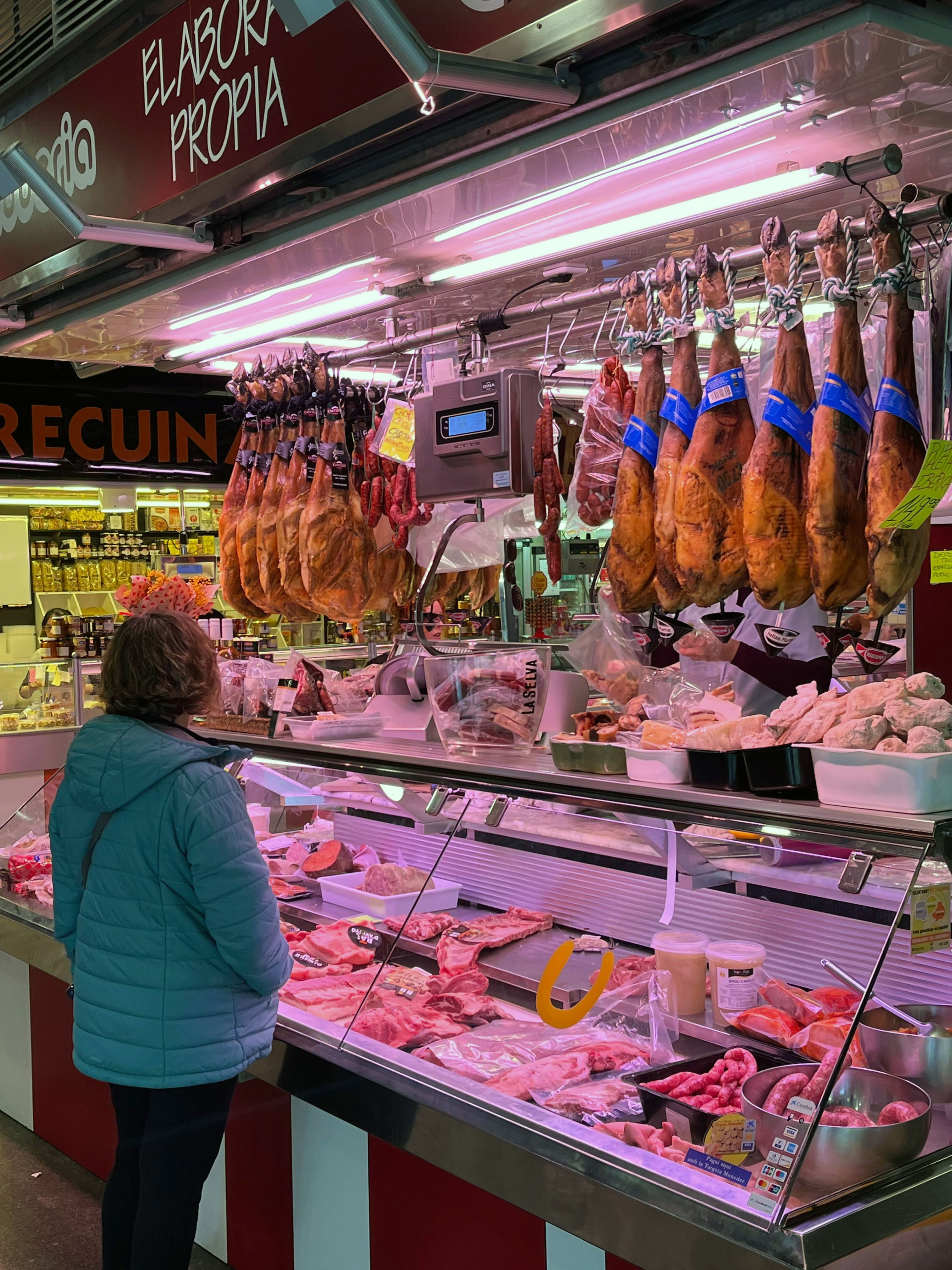 Una senyora comprant en una parada del mercat municipal. FOTO: Marc Mata