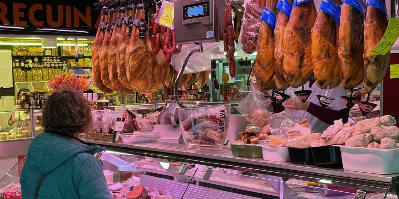 Una senyora comprant en una parada del mercat municipal. FOTO: Marc Mata