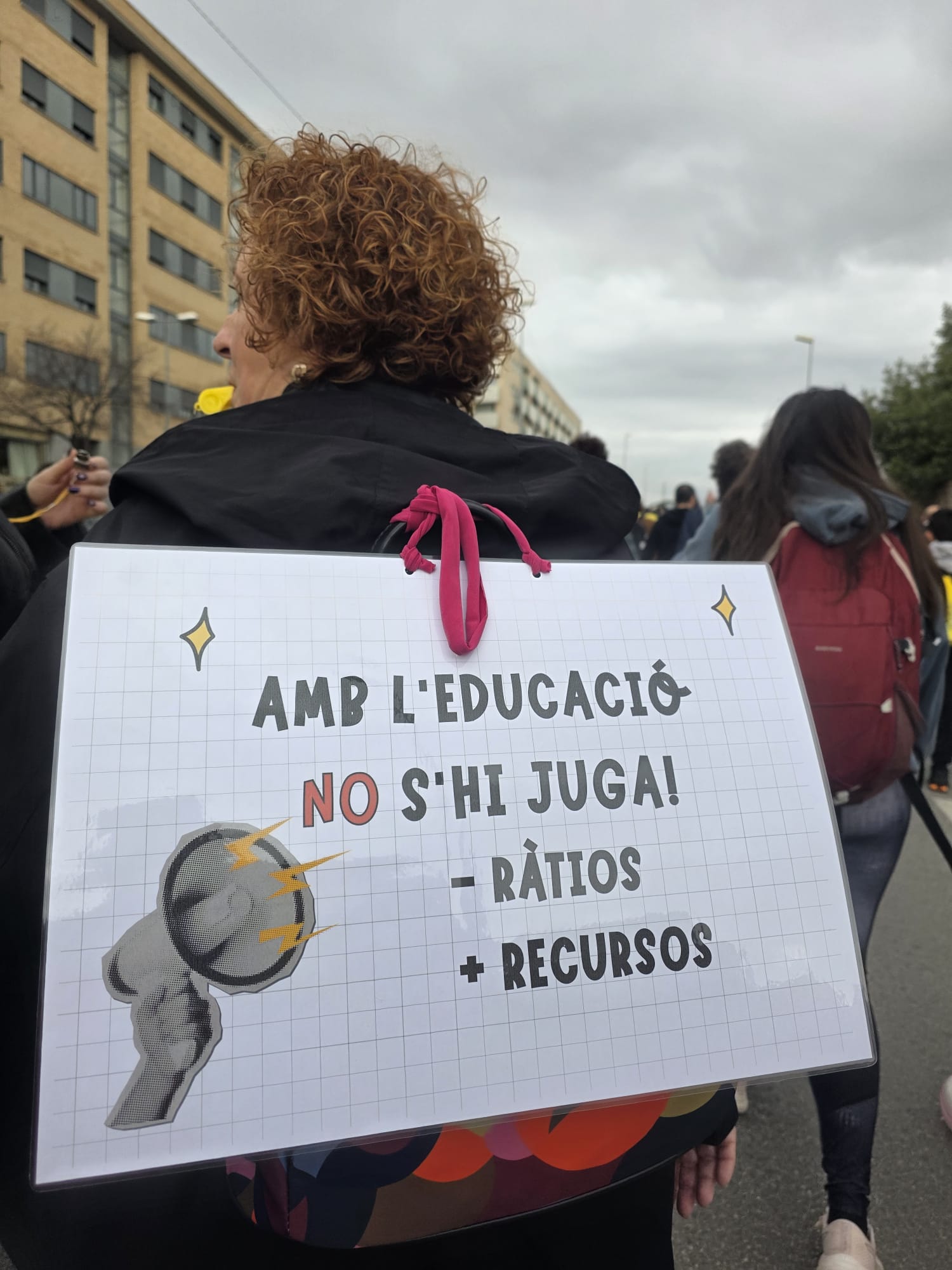 Els docents surtten al carrer. FOTO Marc Mata