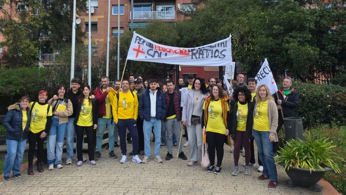 Els docents de Ripollet durant la jornada de vaga de dijous. Foto: Marc Mata