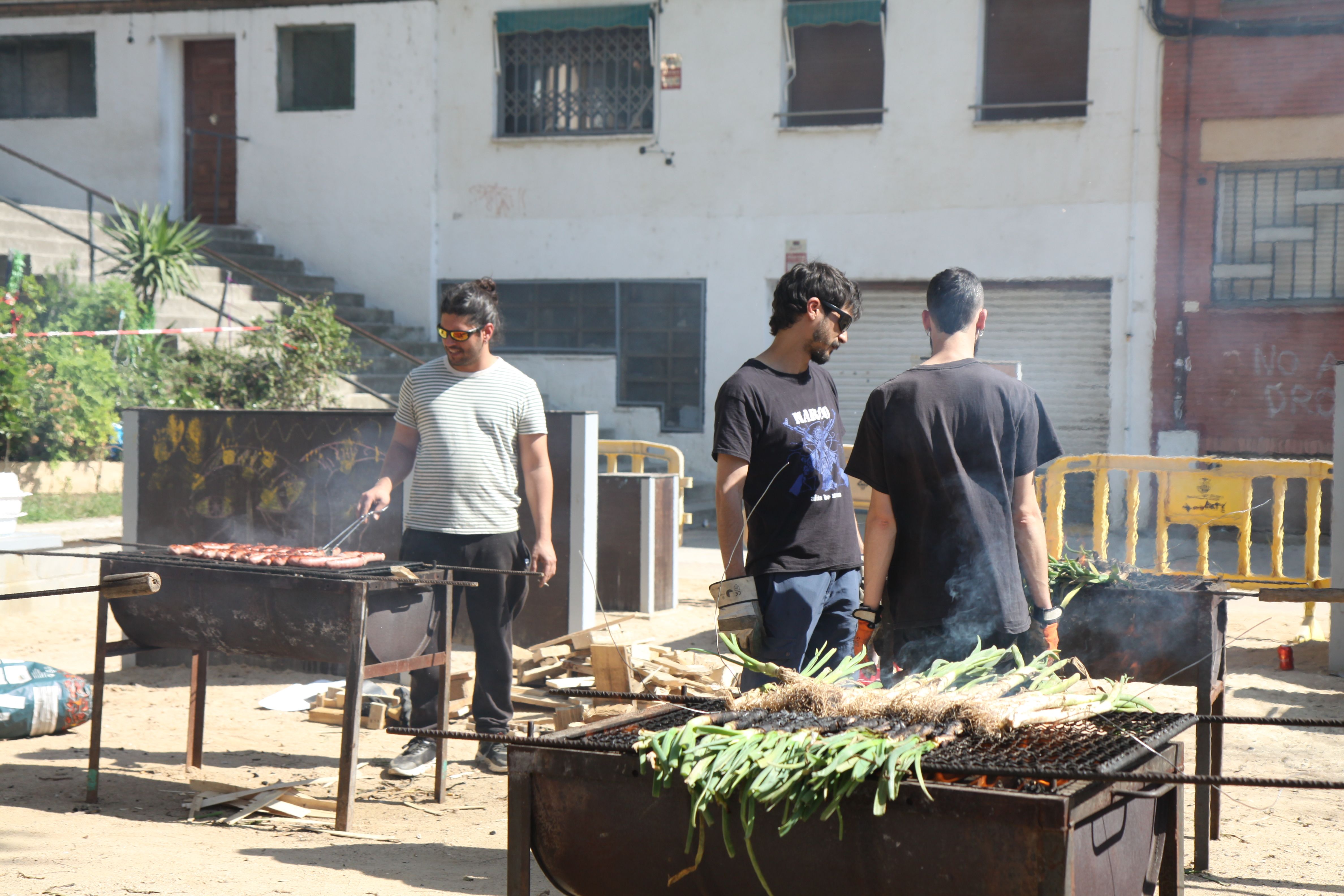 Calçots al foc pel dinar popular. Foto: Laia Jubany