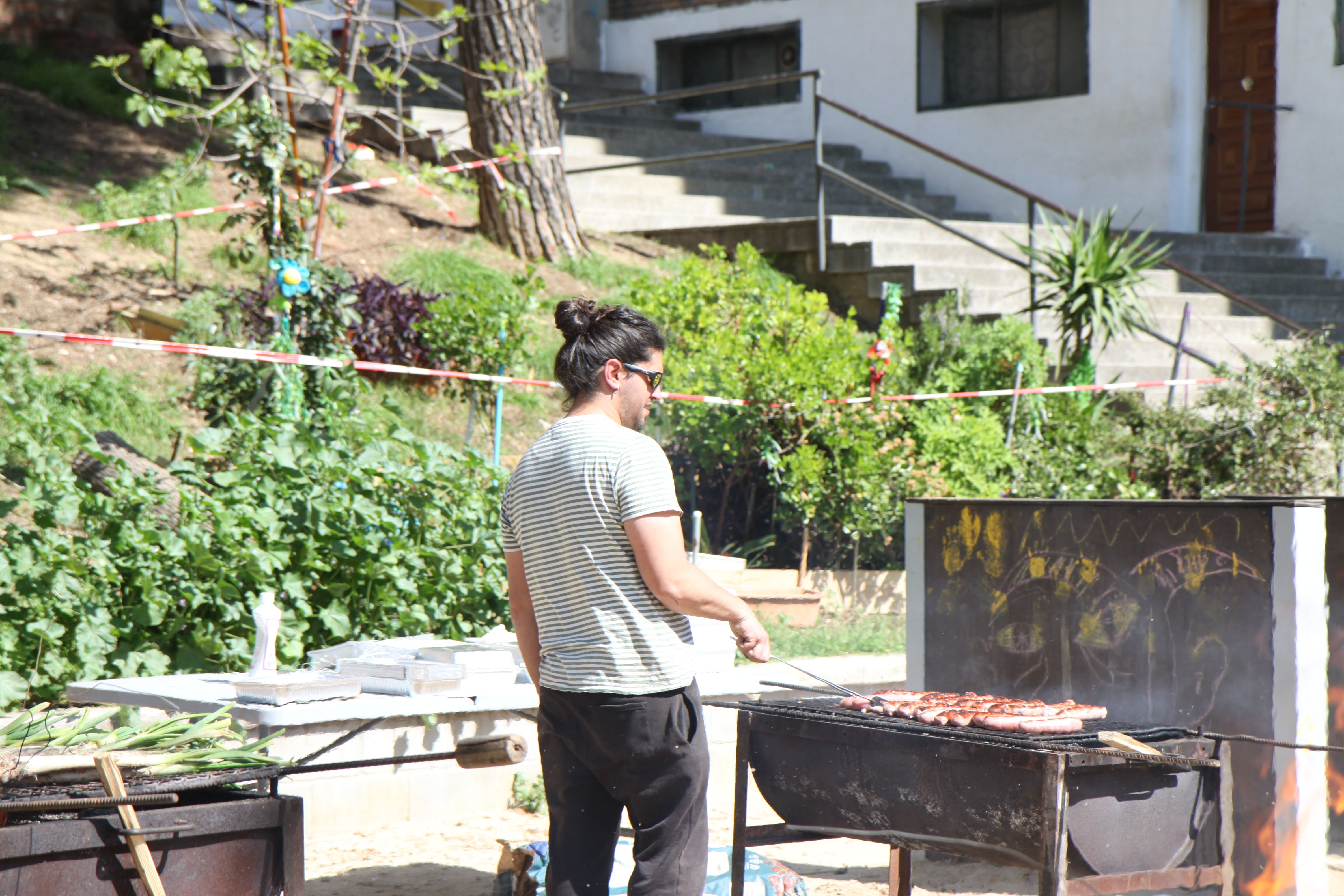 Botifarres al foc pel dinar popular. Foto: Laia Jubany
