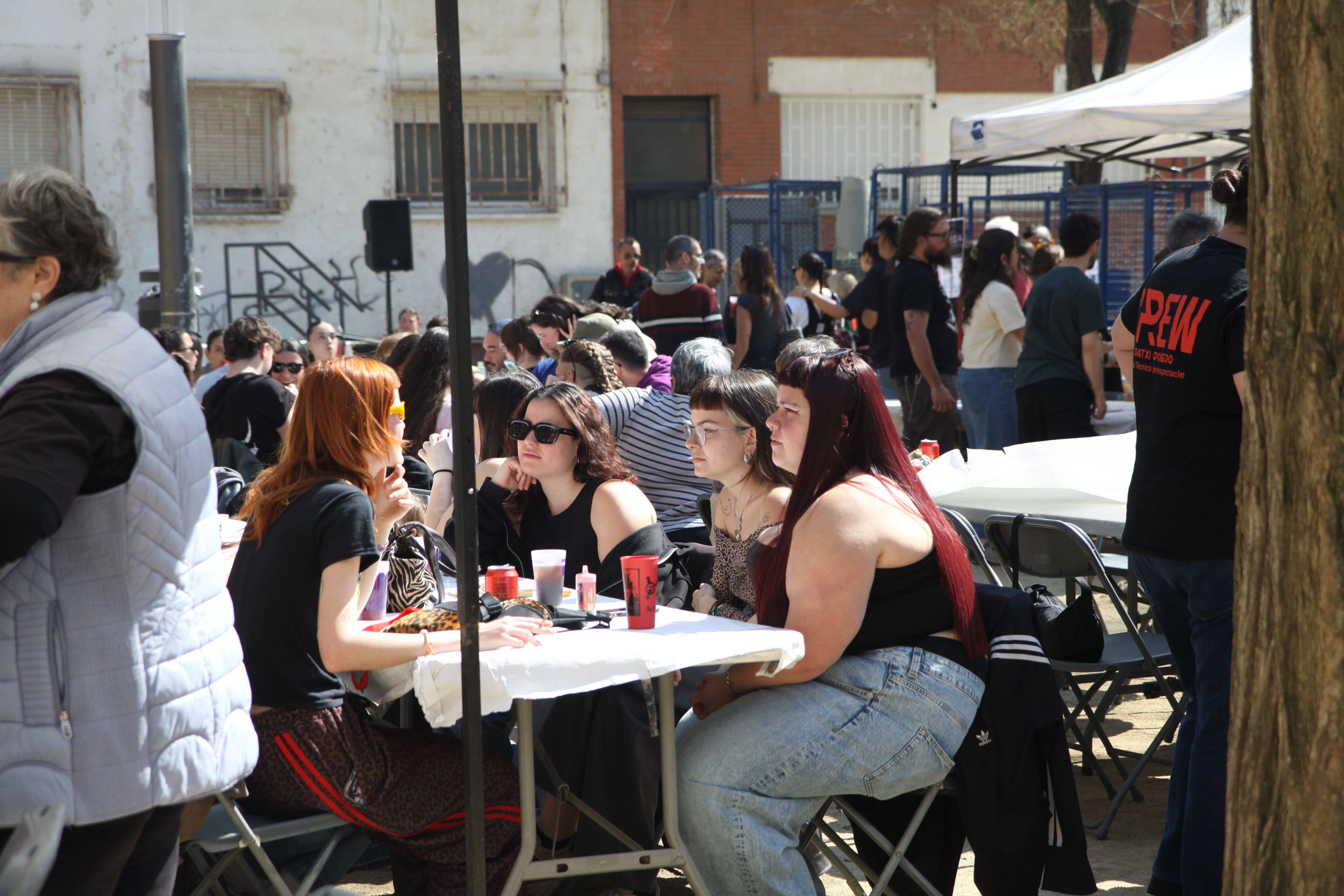 Èxit total de la calçotada popular de El Local. Foto: Laia Jubany